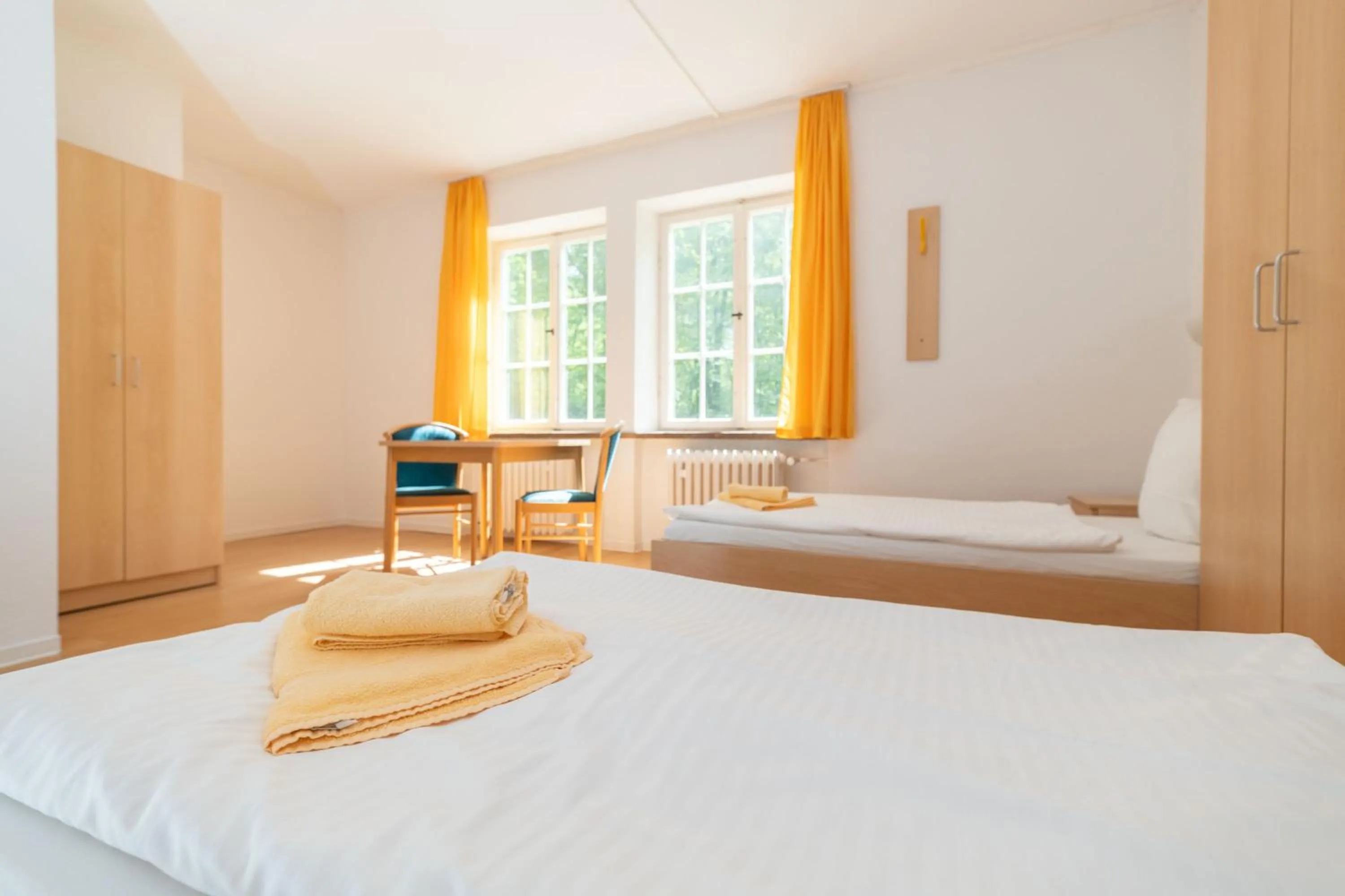 towels, Bed in seezeit-resort am Werbellinsee