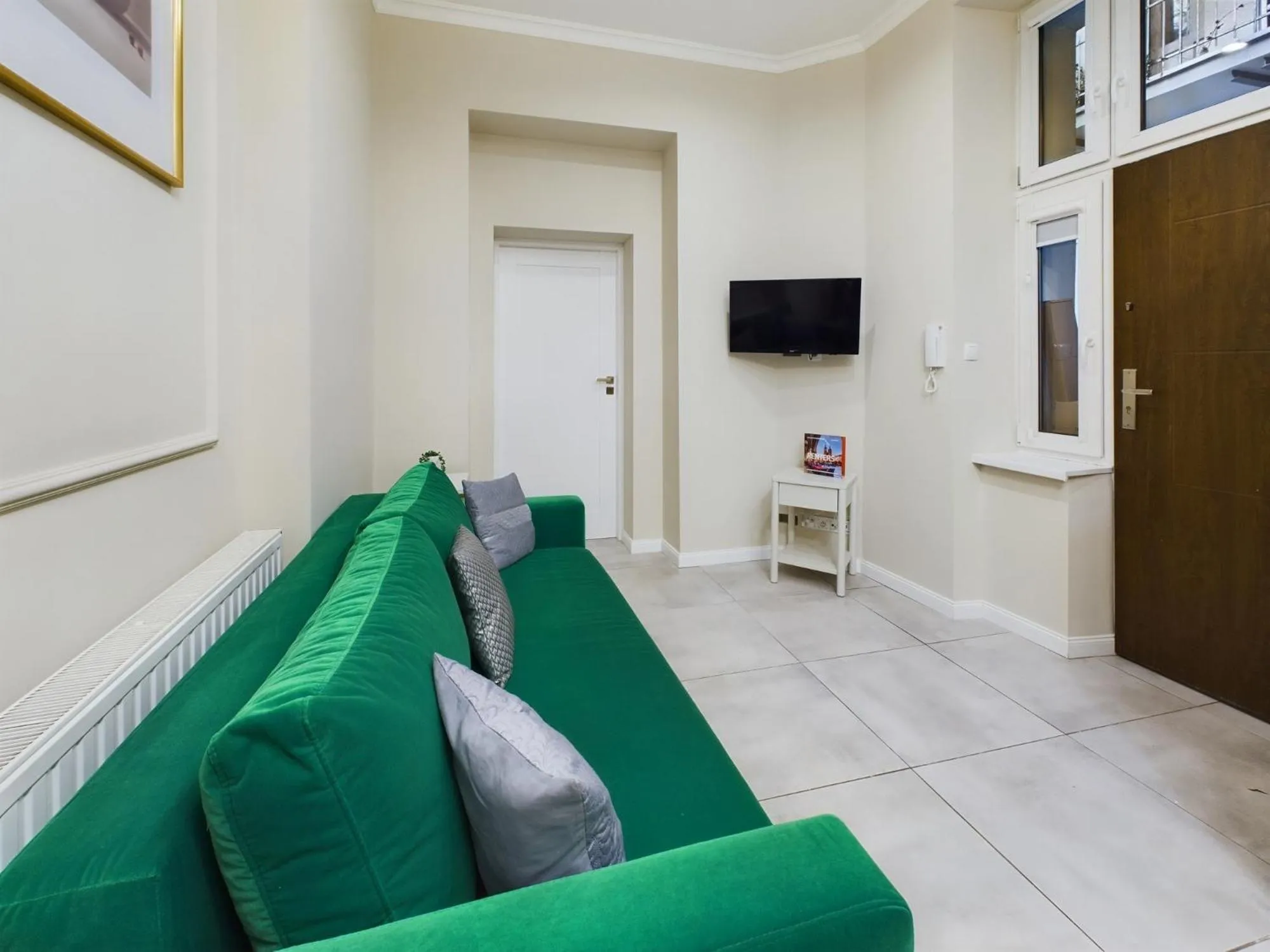 Communal lounge/ TV room in Apartments Dietla Cracow by Noclegi Renters