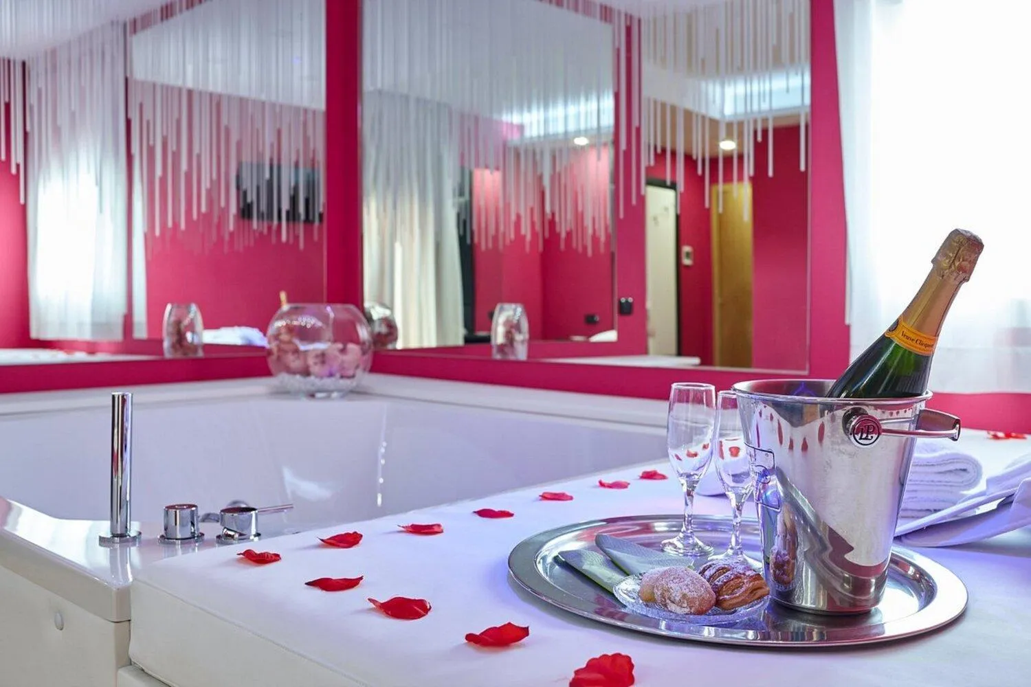 Hot Tub in Sweet Central Hotel