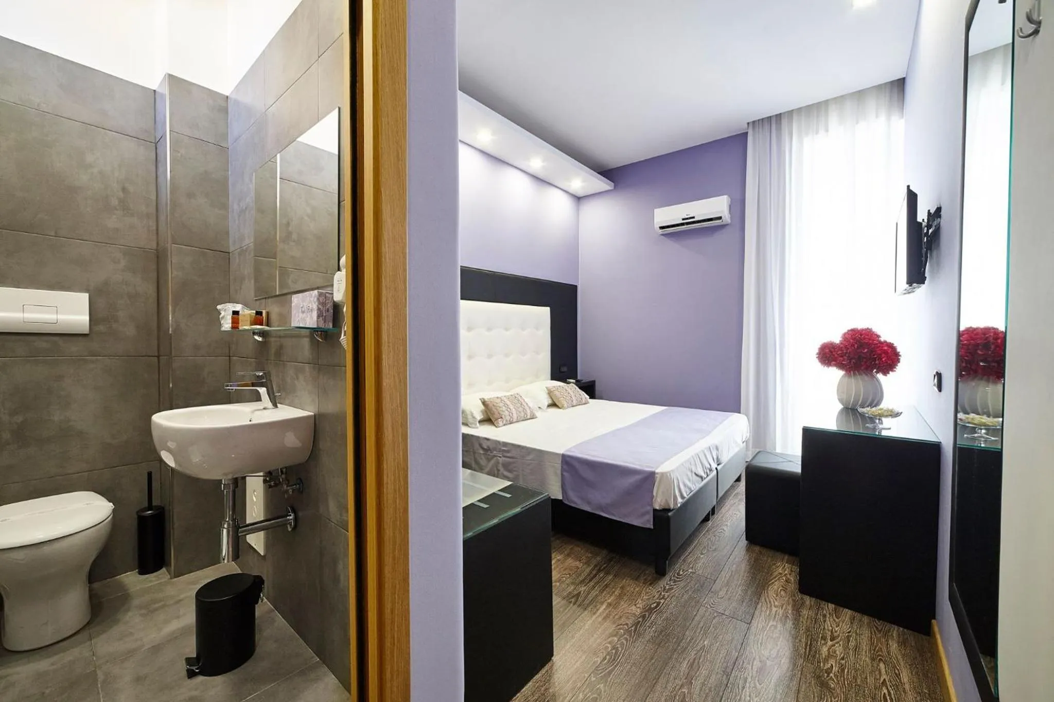 Bathroom, Bed in Sweet Central Hotel