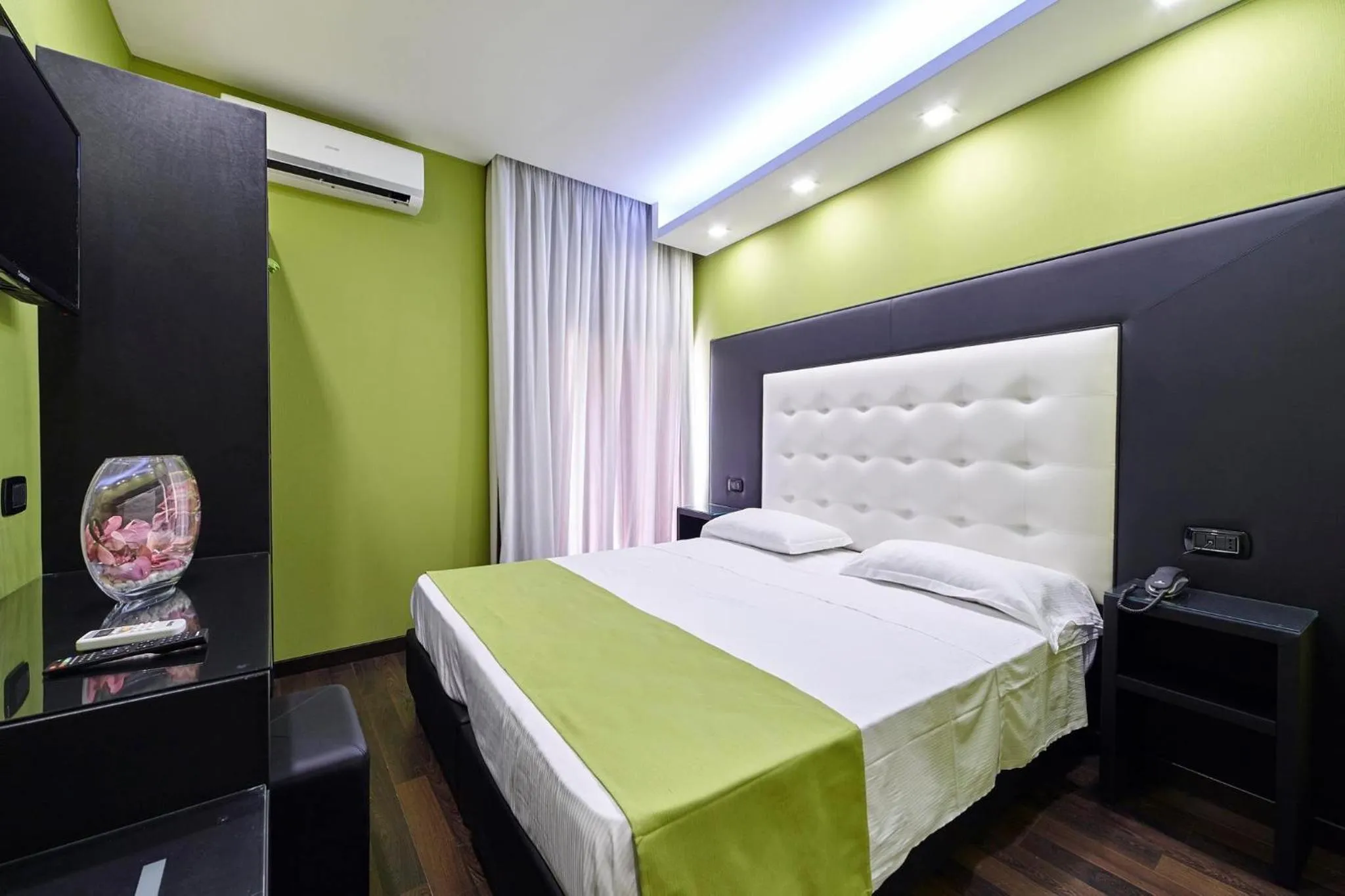 Bedroom, Bed in Sweet Central Hotel