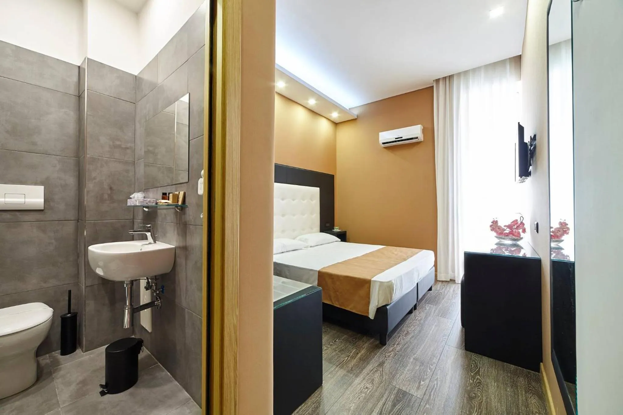 Facade/entrance, Bed in Sweet Central Hotel