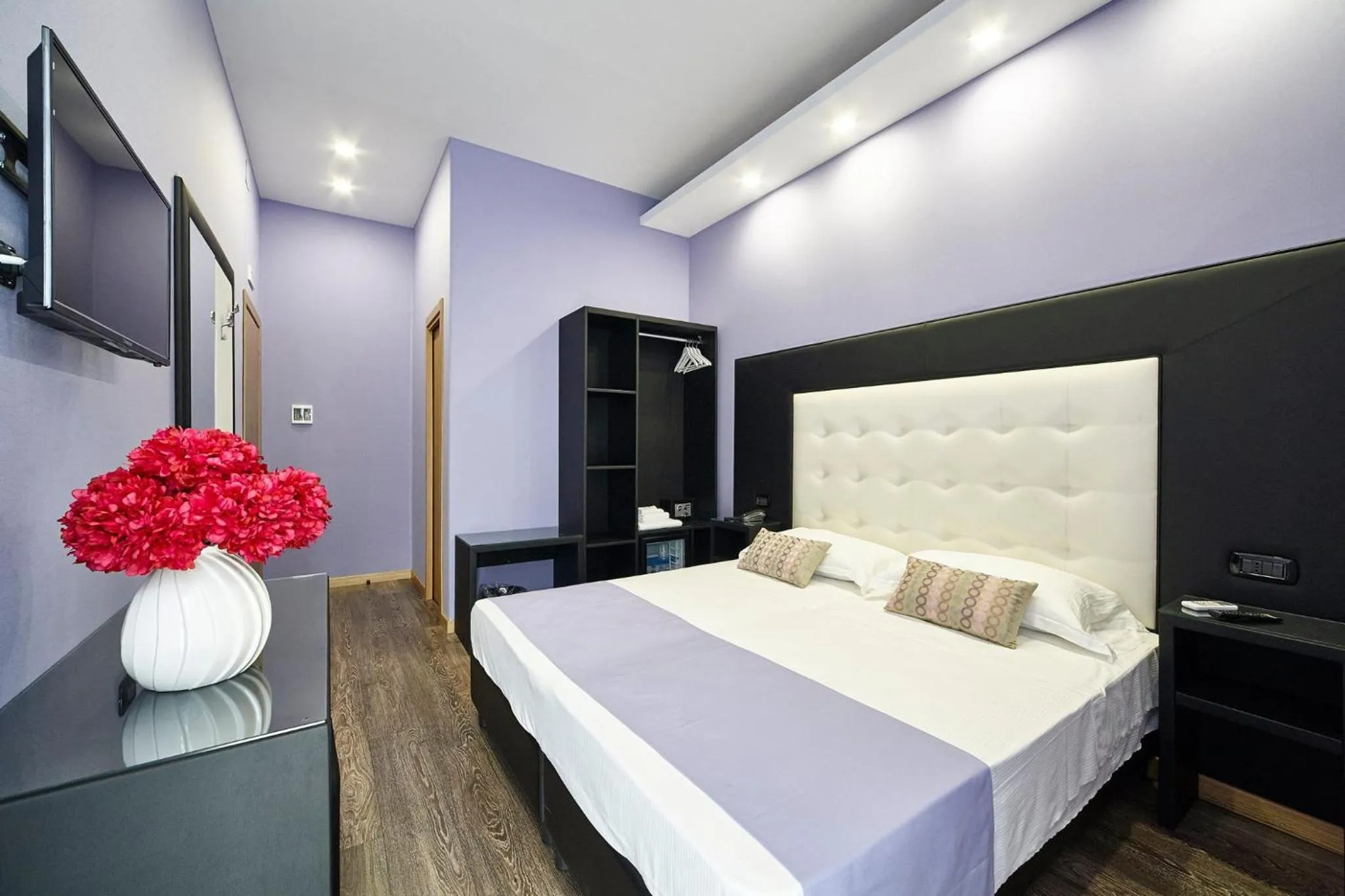 Bedroom, Bed in Sweet Central Hotel