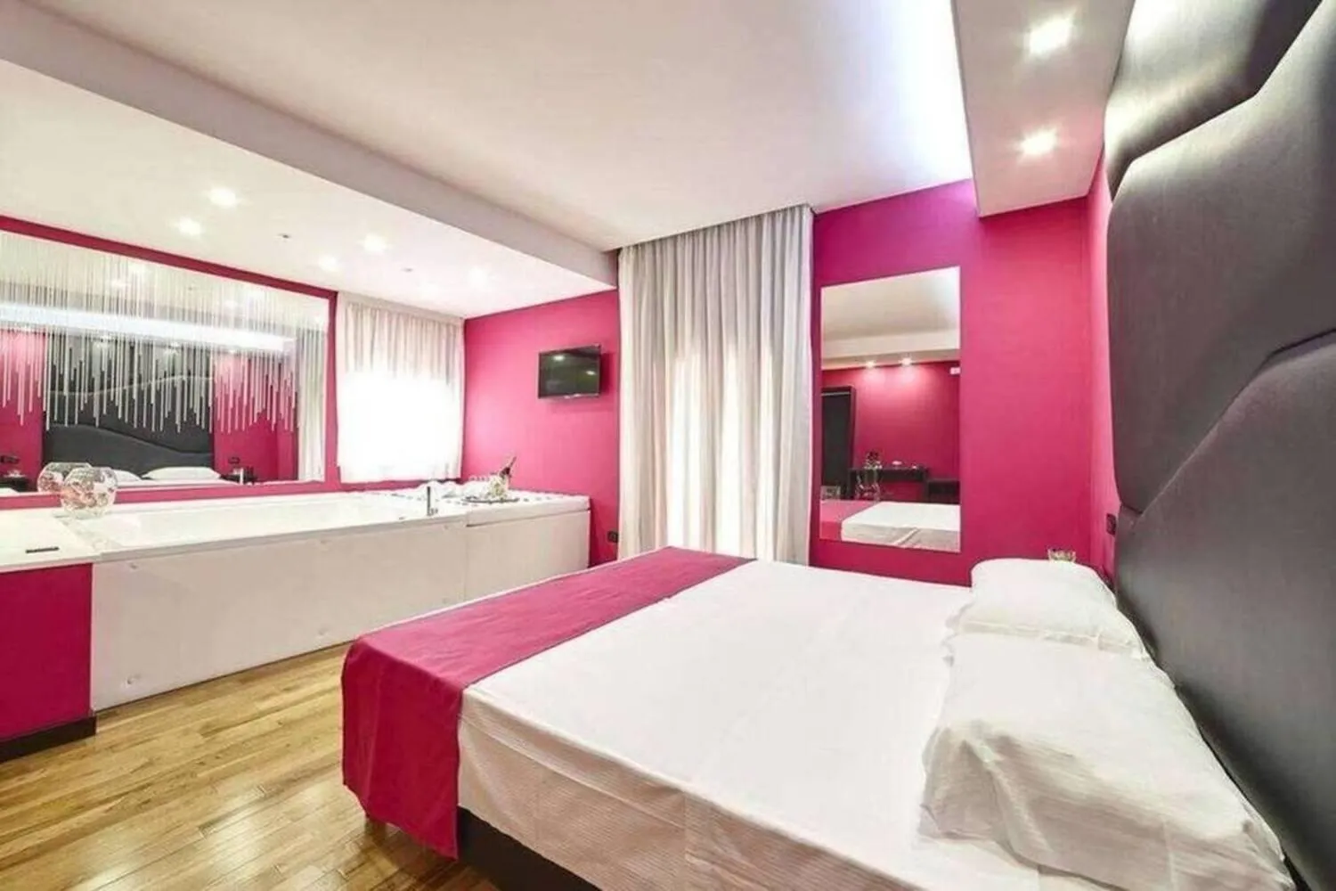 Hot Tub, Bed in Sweet Central Hotel