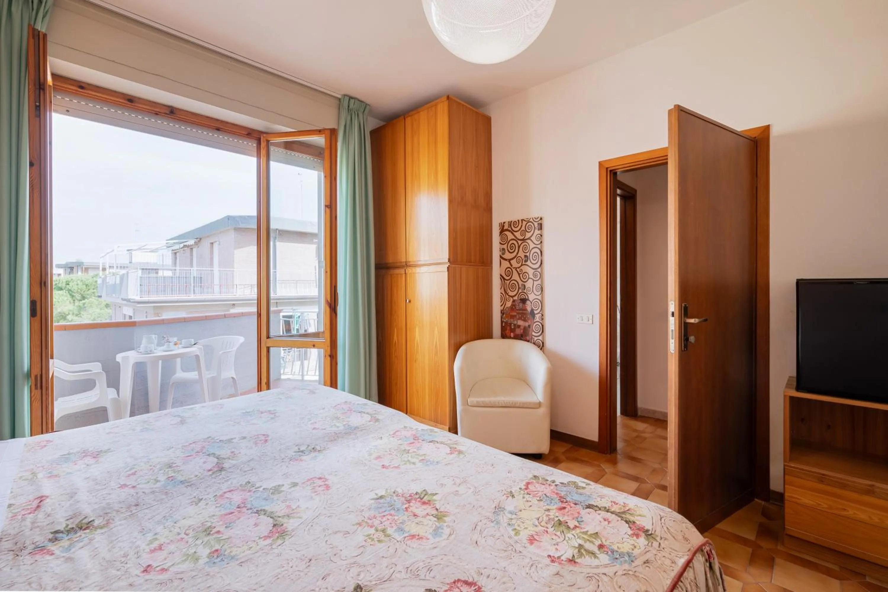 Balcony/Terrace, Bed in Hotel Parco dei Pini - 100mt dal Mare