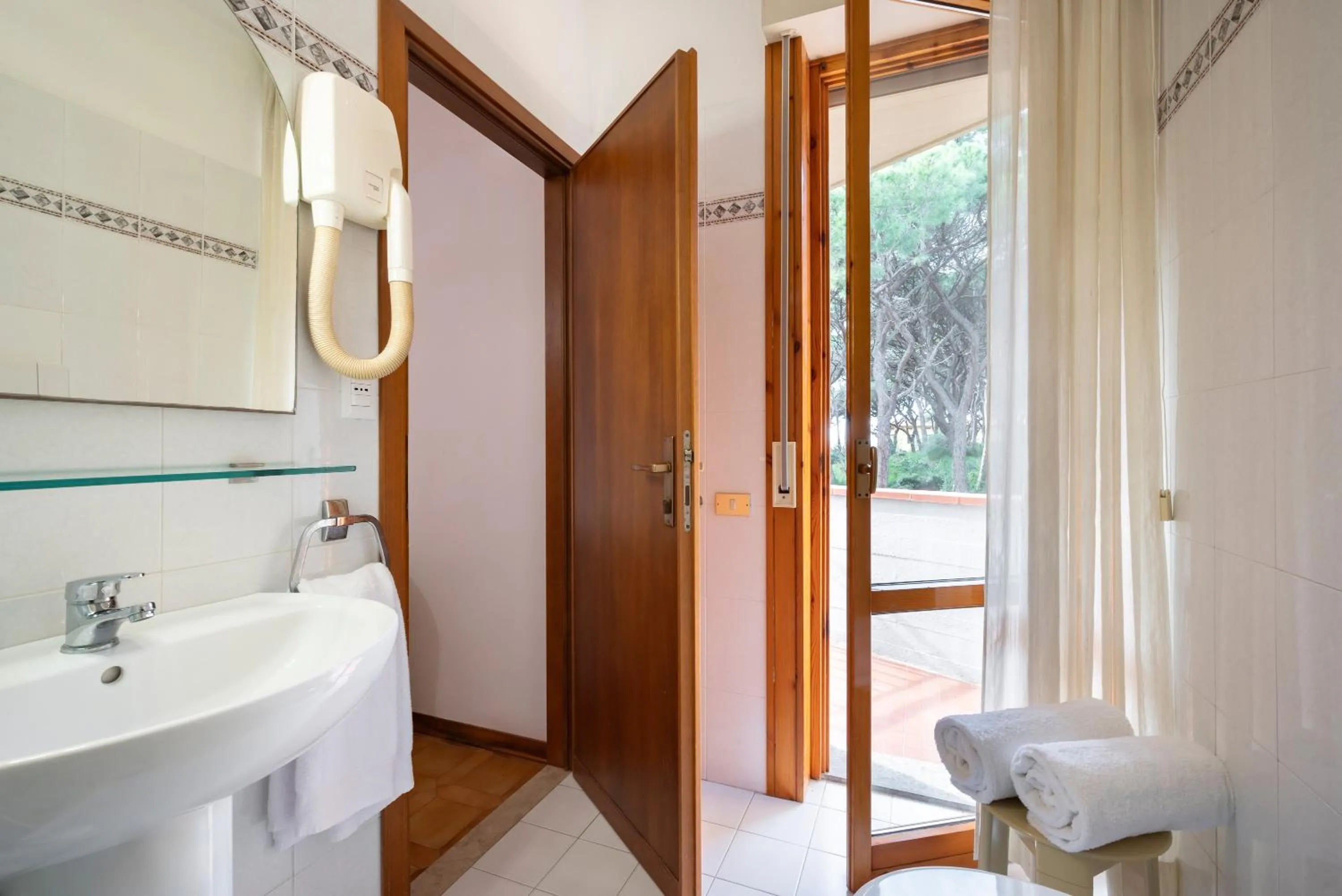 Bathroom in Hotel Parco dei Pini - 100mt dal Mare