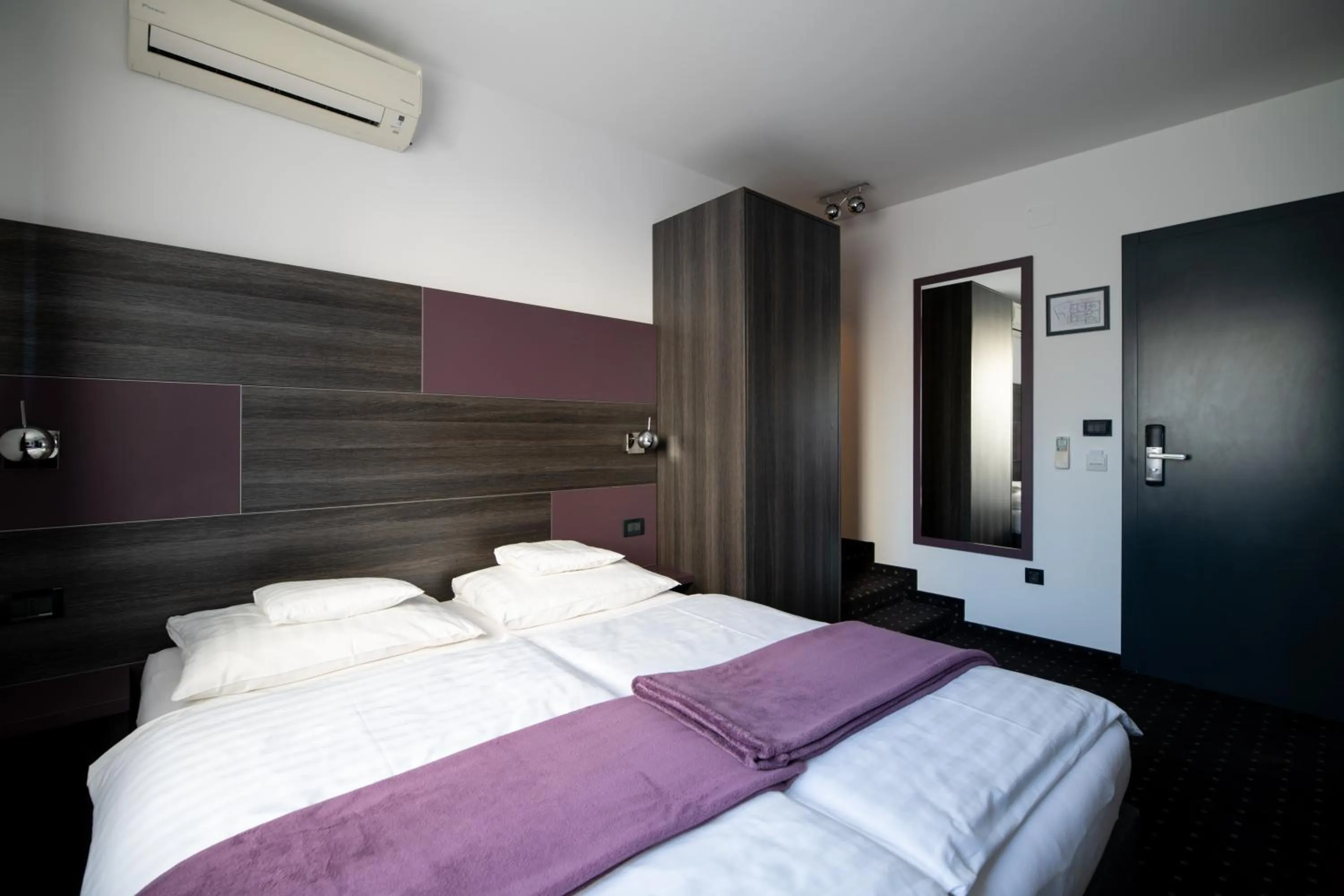 Photo of the whole room in Log In Rooms