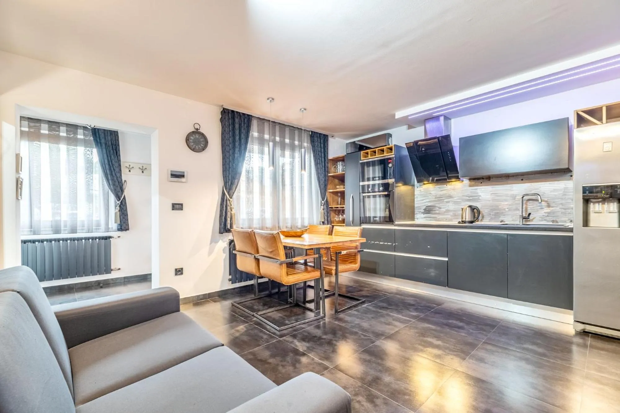 Kitchen or kitchenette in Log In Rooms