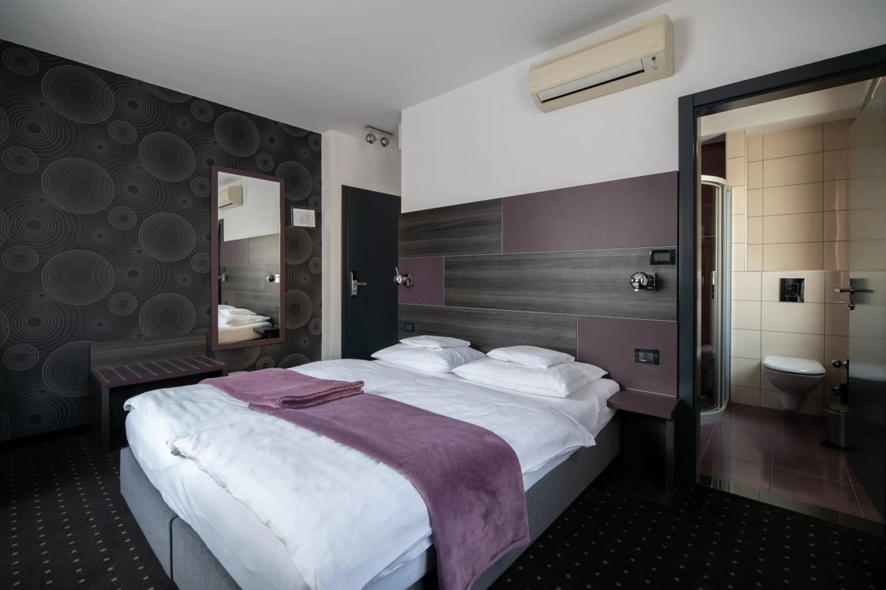 Photo of the whole room in Log In Rooms