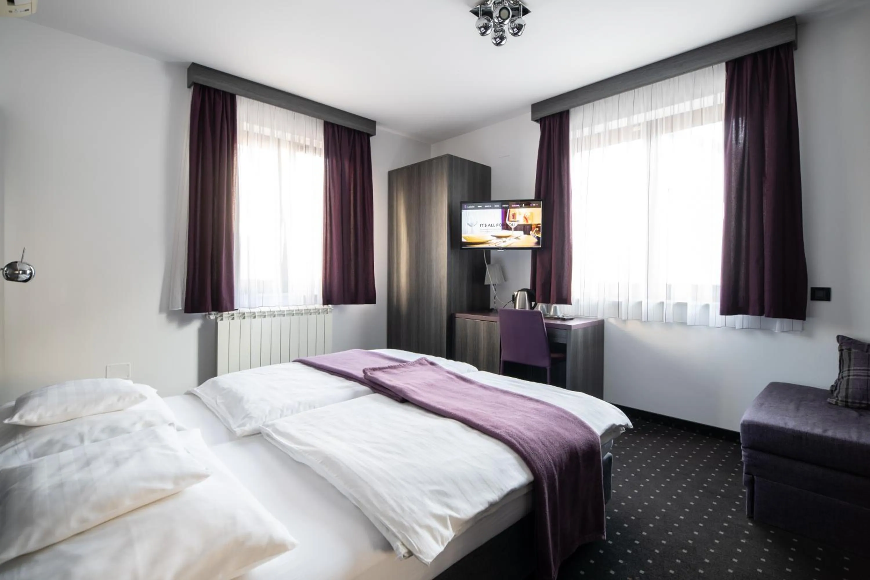 Photo of the whole room in Log In Rooms