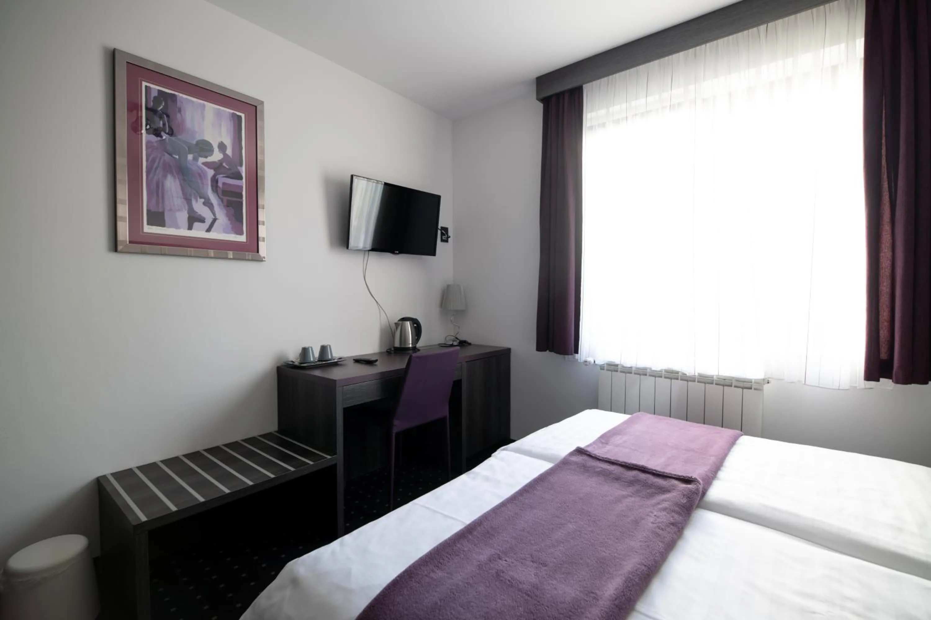 Photo of the whole room in Log In Rooms