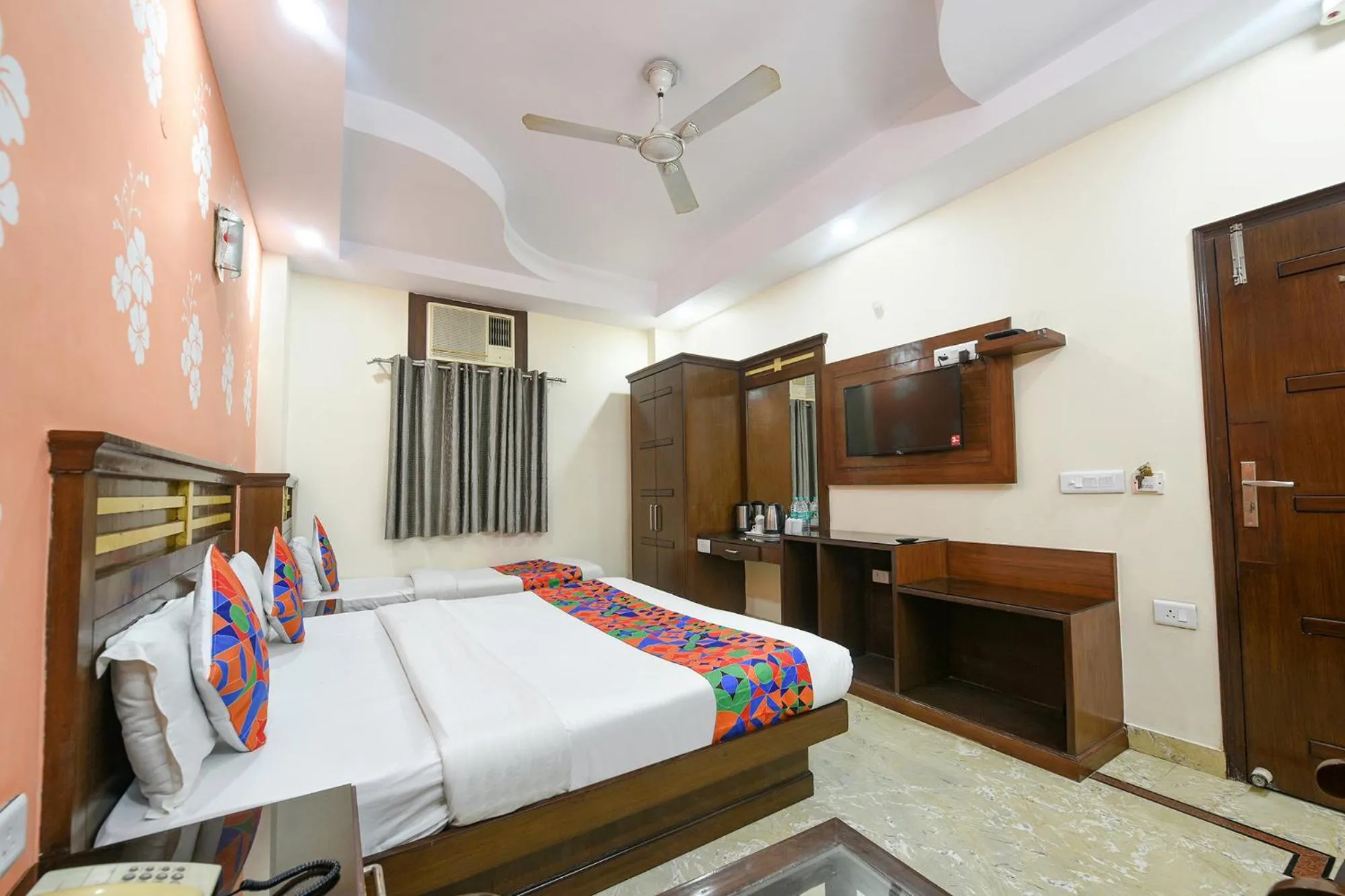 Bed in FabHotel Jaggi Palace Karol Bagh