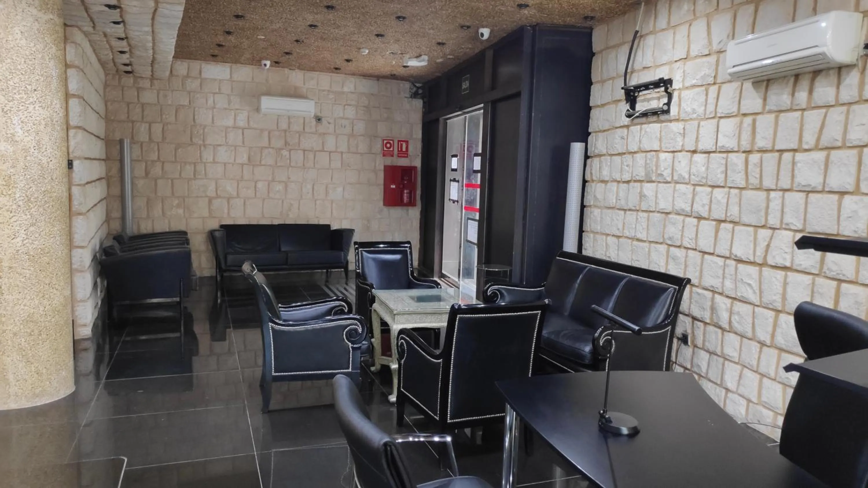 Communal lounge/ TV room in Hotel Plata