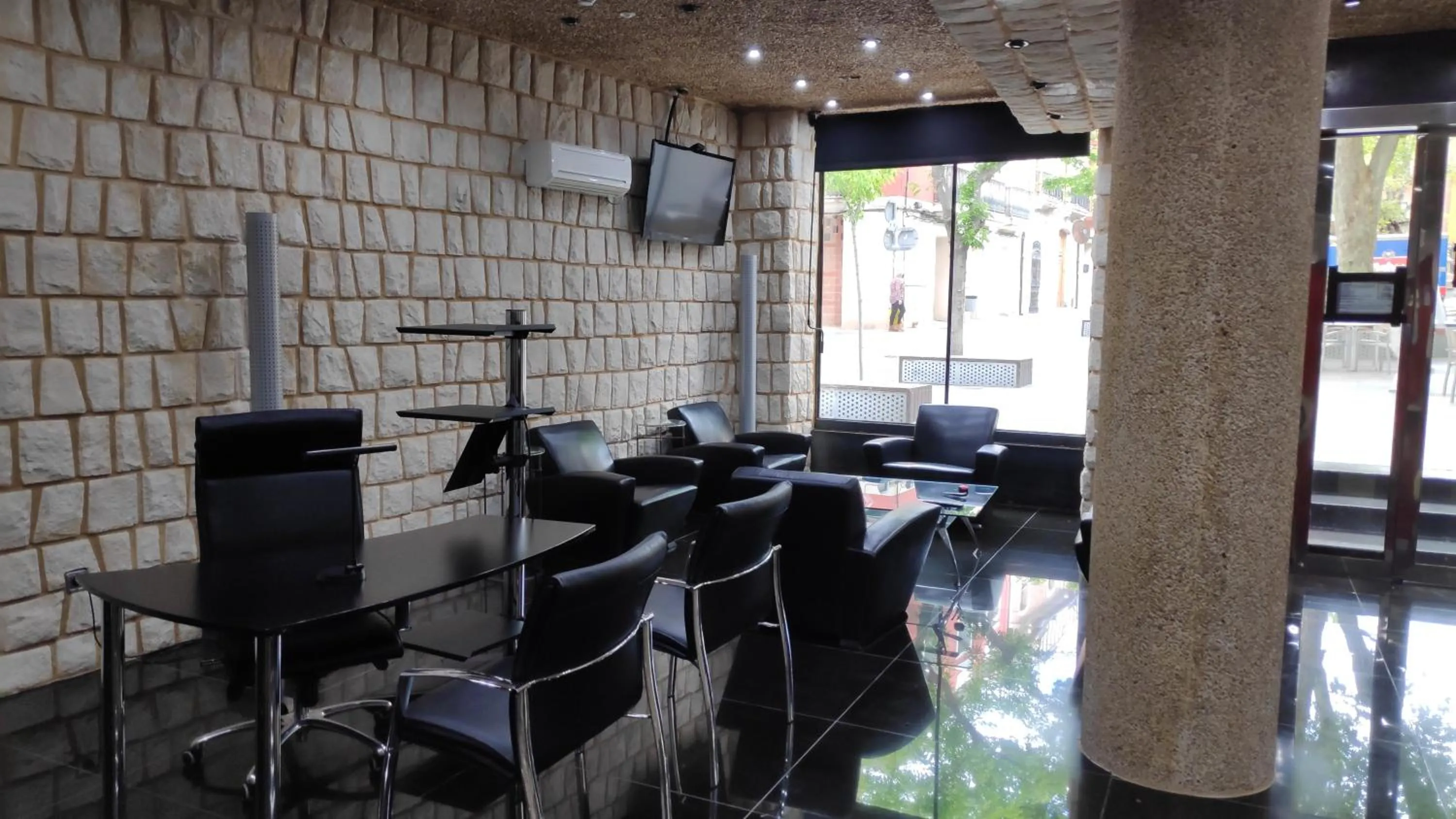 Communal lounge/ TV room in Hotel Plata