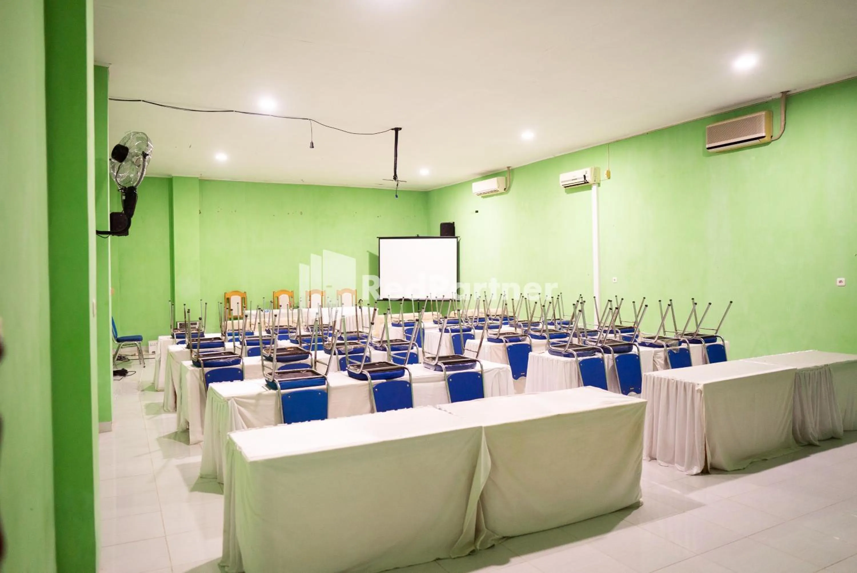 Business facilities in Hotel Ratu Ayu 2 Lampung Mitra RedDoorz