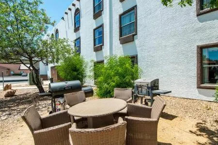 The Vistas 119 Modern studio with full kitchen 1st floor great location