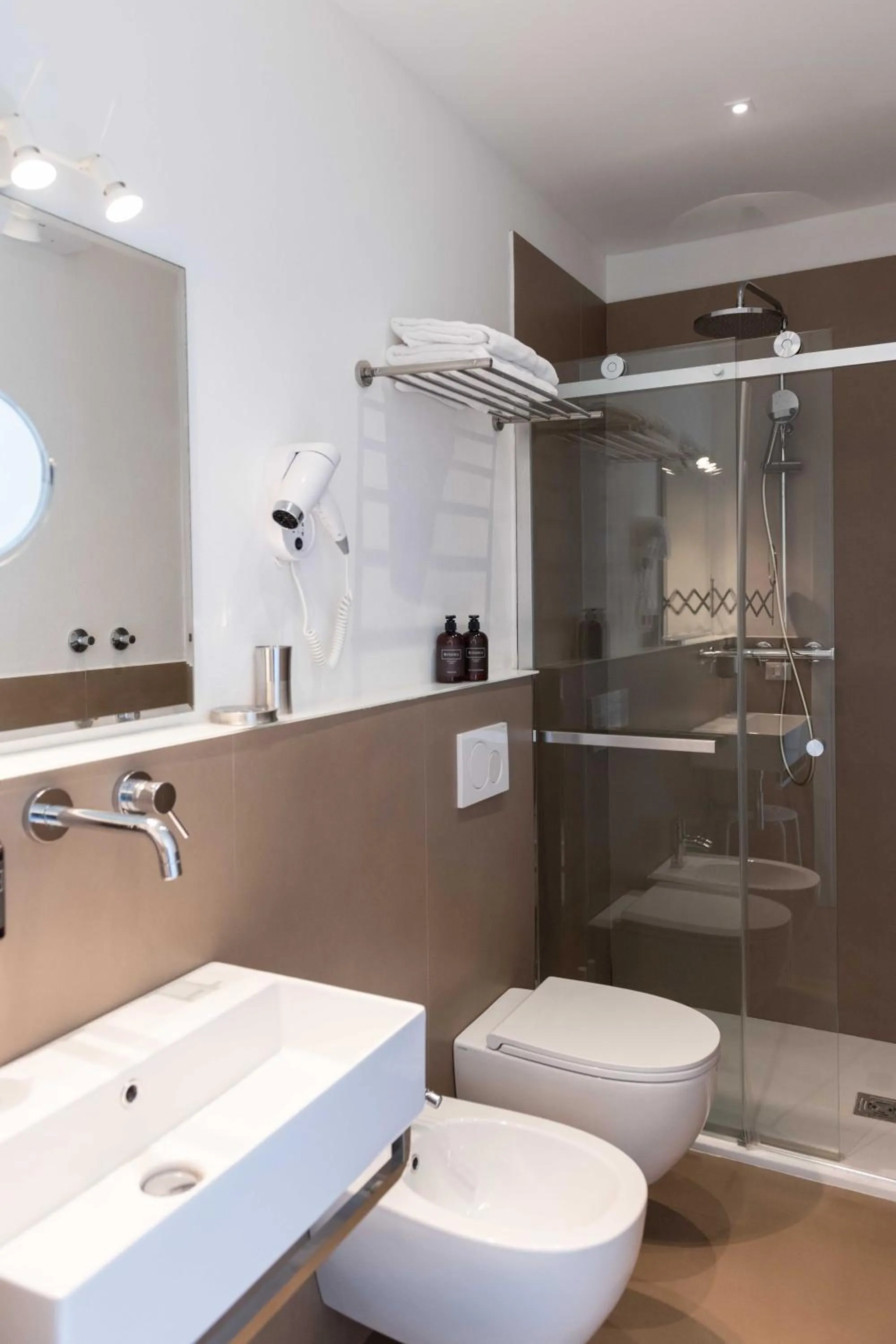 Bathroom in Kiss Beachfront Hotel & Restaurant