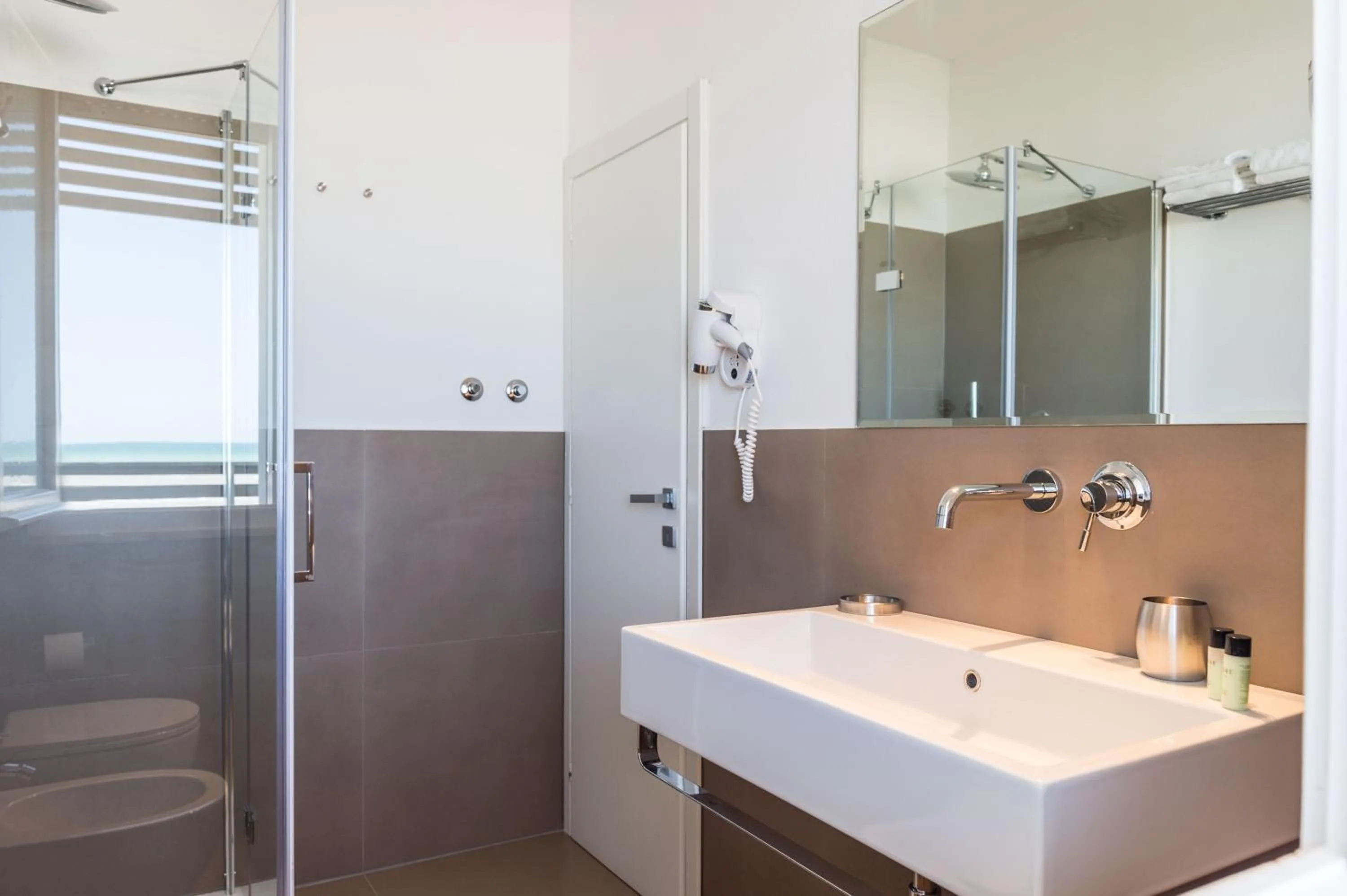 Toilet in Kiss Beachfront Hotel & Restaurant