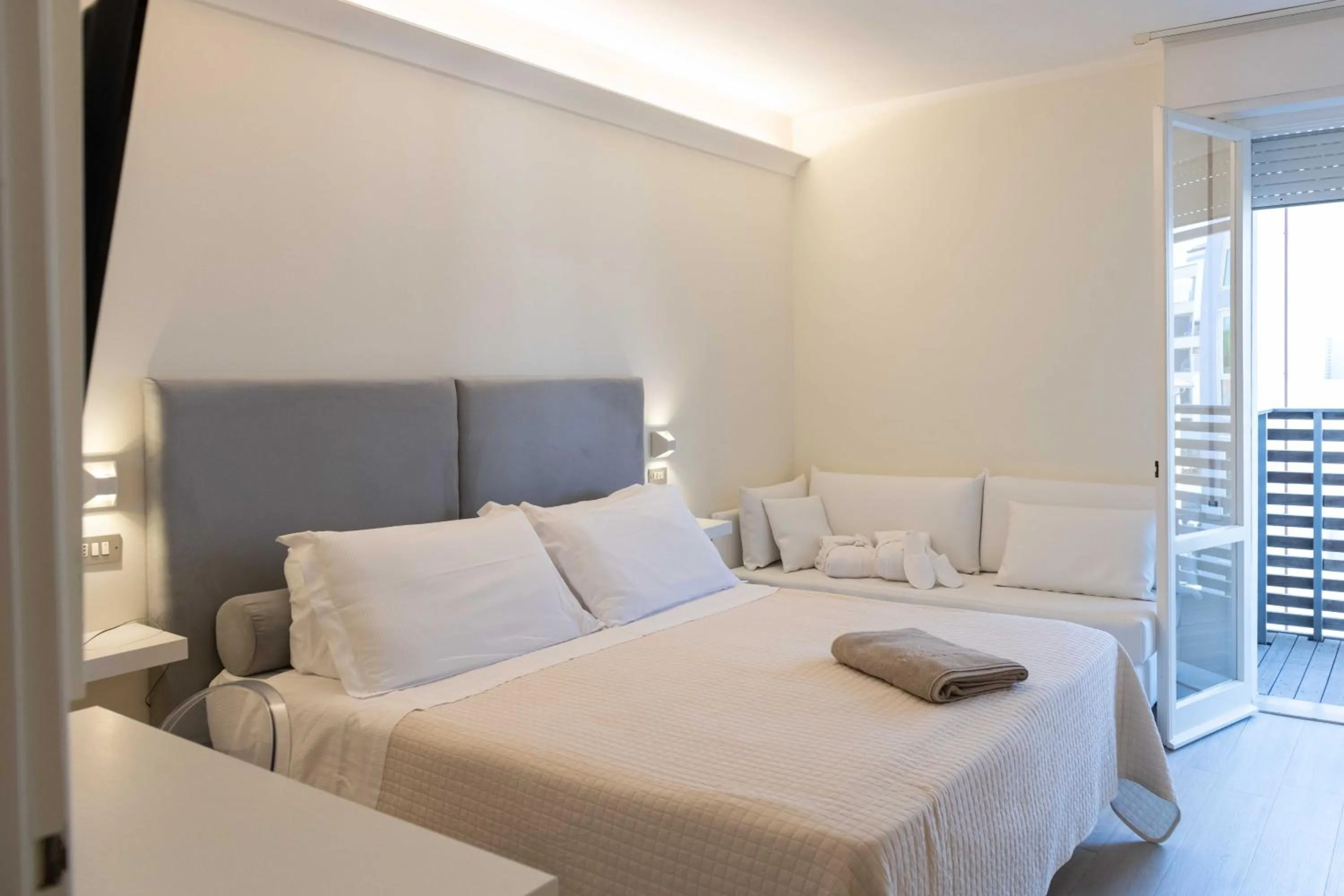 Bedroom, Bed in Kiss Beachfront Hotel & Restaurant