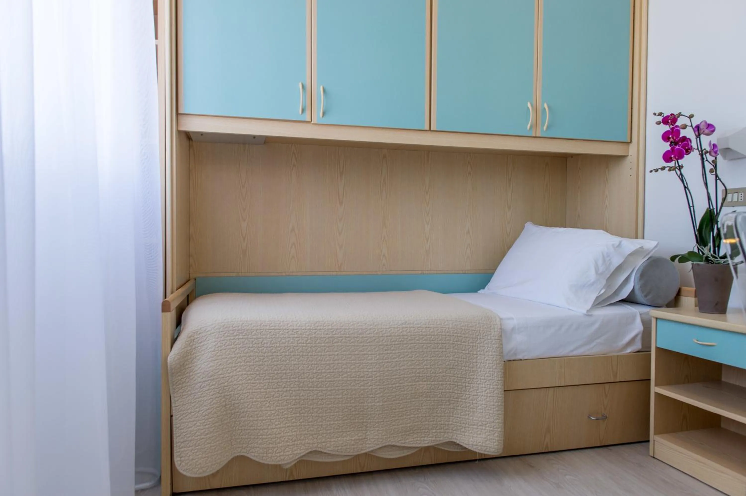 Bedroom, Bed in Kiss Beachfront Hotel & Restaurant