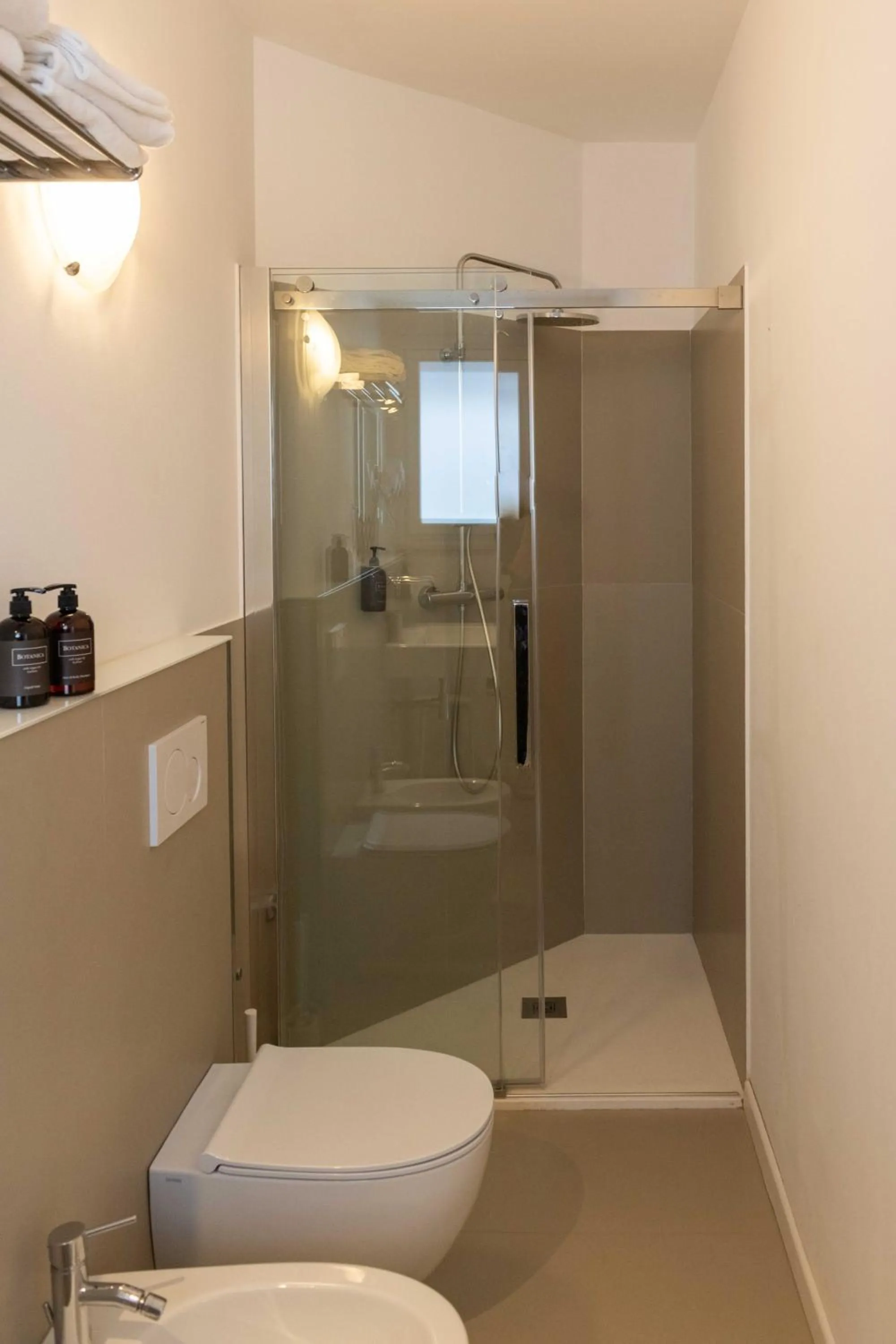 Bathroom in Kiss Beachfront Hotel & Restaurant