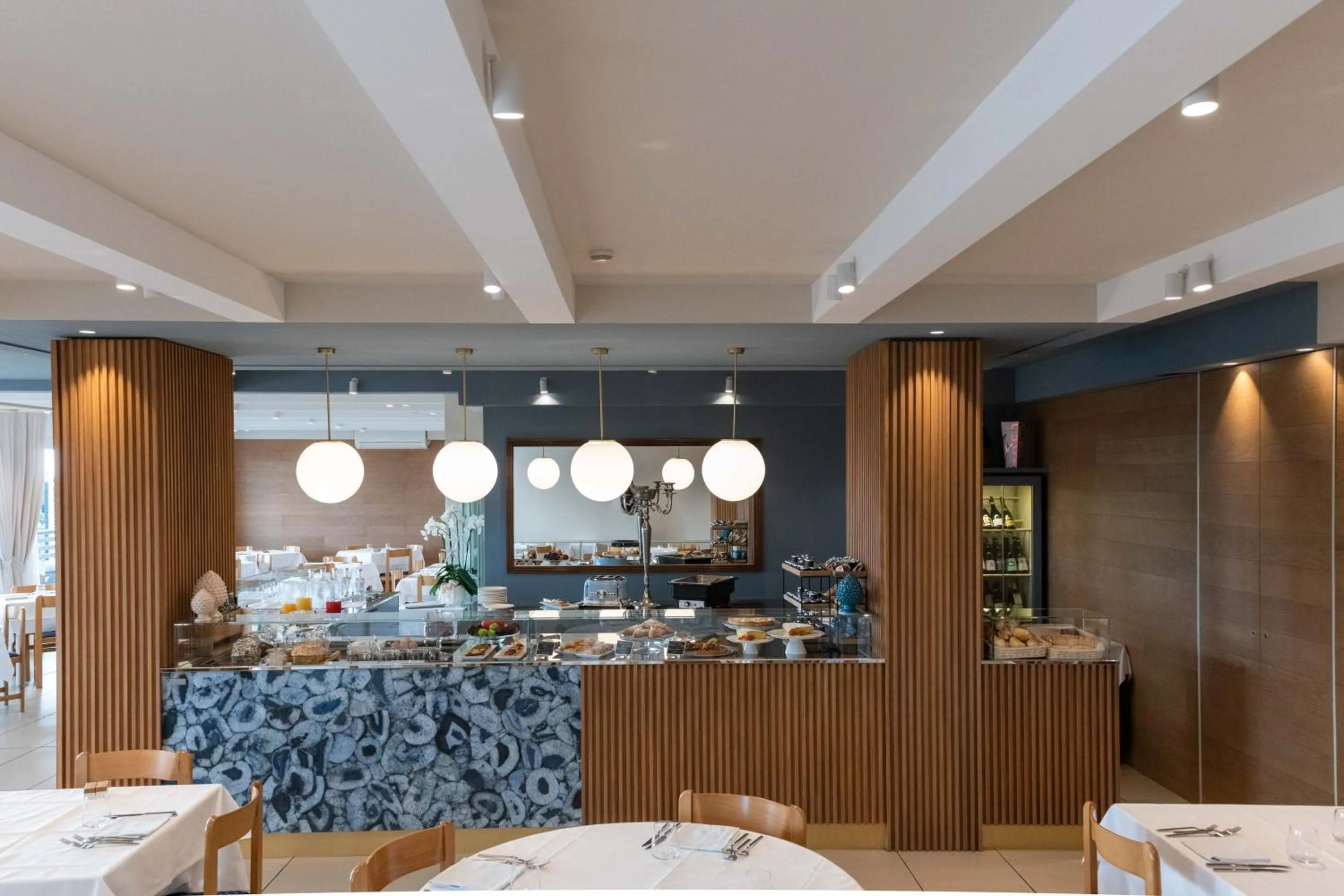 Restaurant/places to eat in Kiss Beachfront Hotel & Restaurant