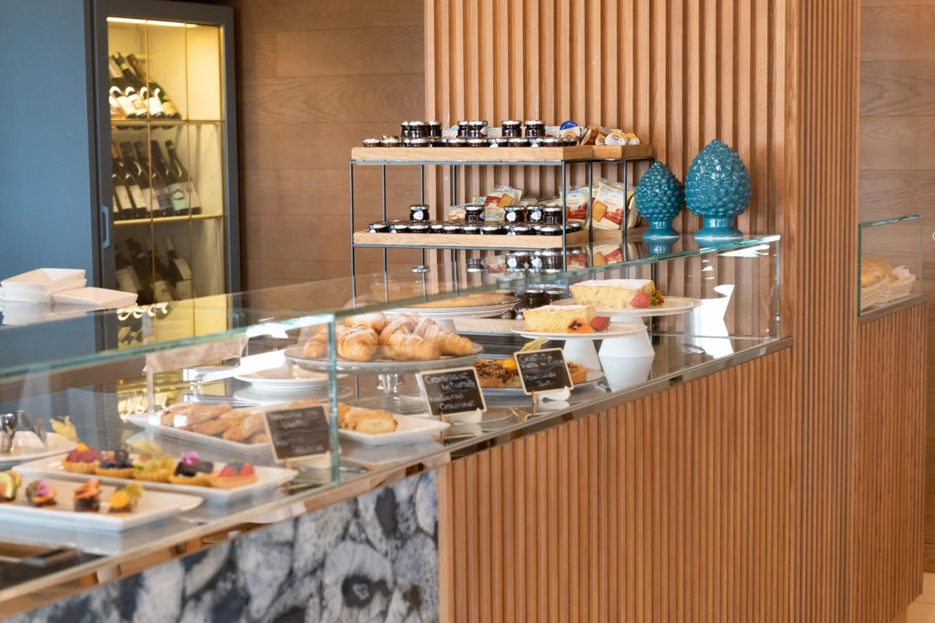 Restaurant/places to eat in Kiss Beachfront Hotel & Restaurant