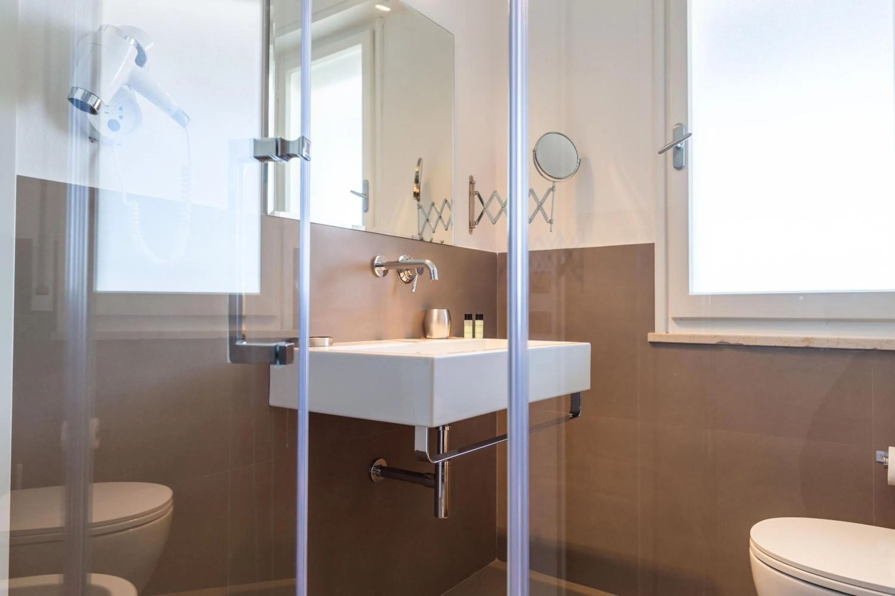 Bathroom in Kiss Beachfront Hotel & Restaurant