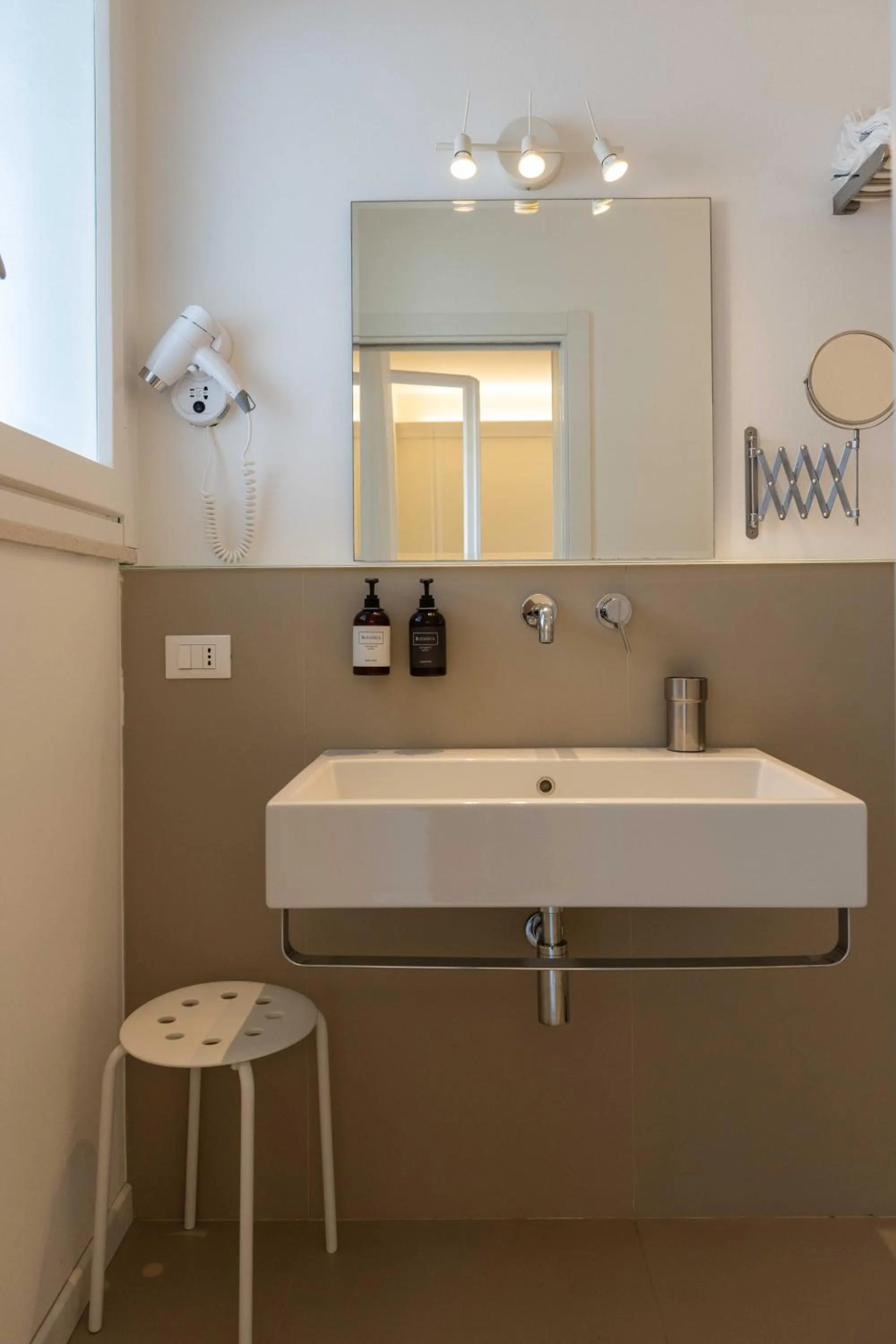 Bathroom in Kiss Beachfront Hotel & Restaurant