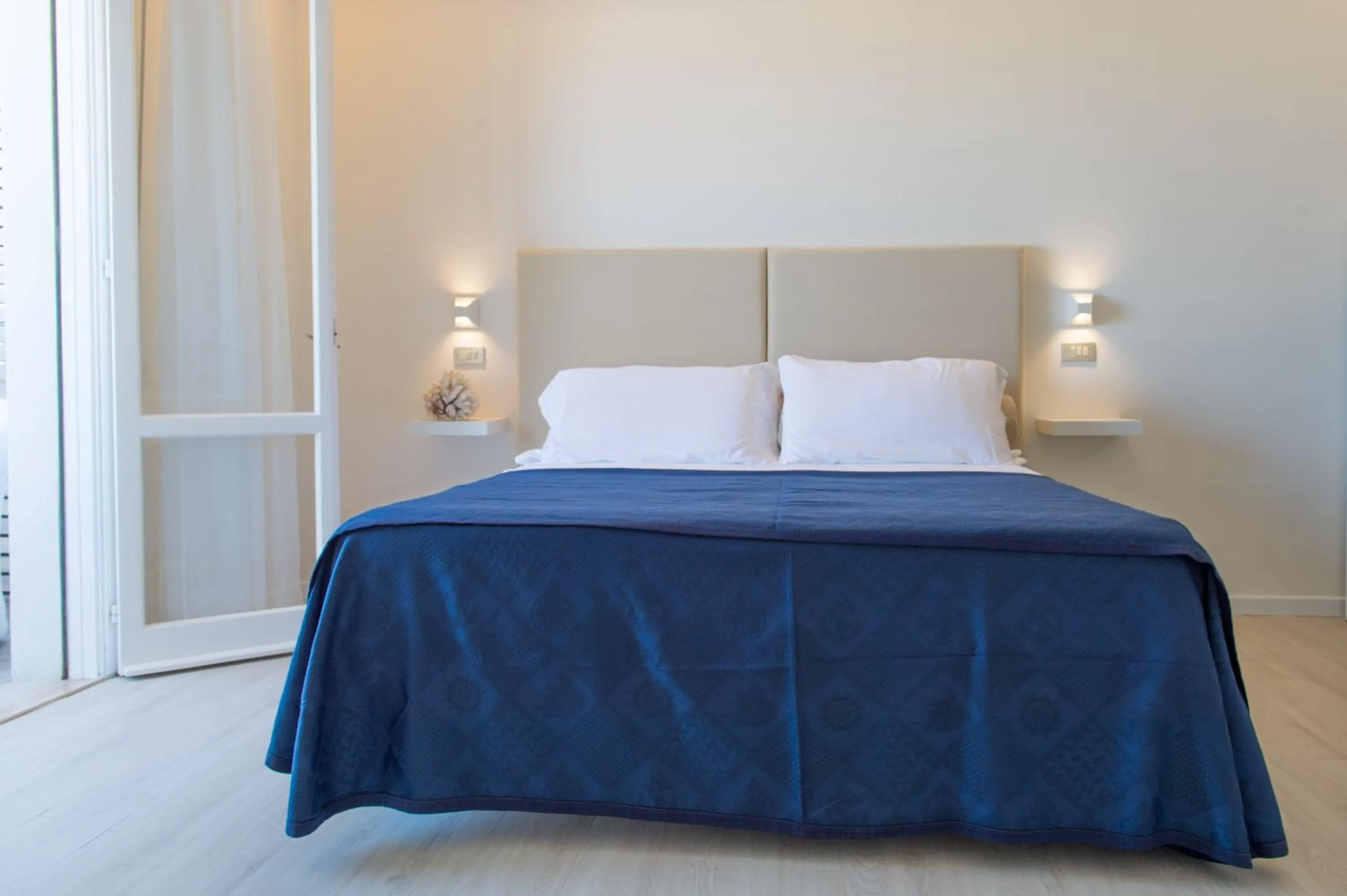 Balcony/Terrace, Bed in Kiss Beachfront Hotel & Restaurant