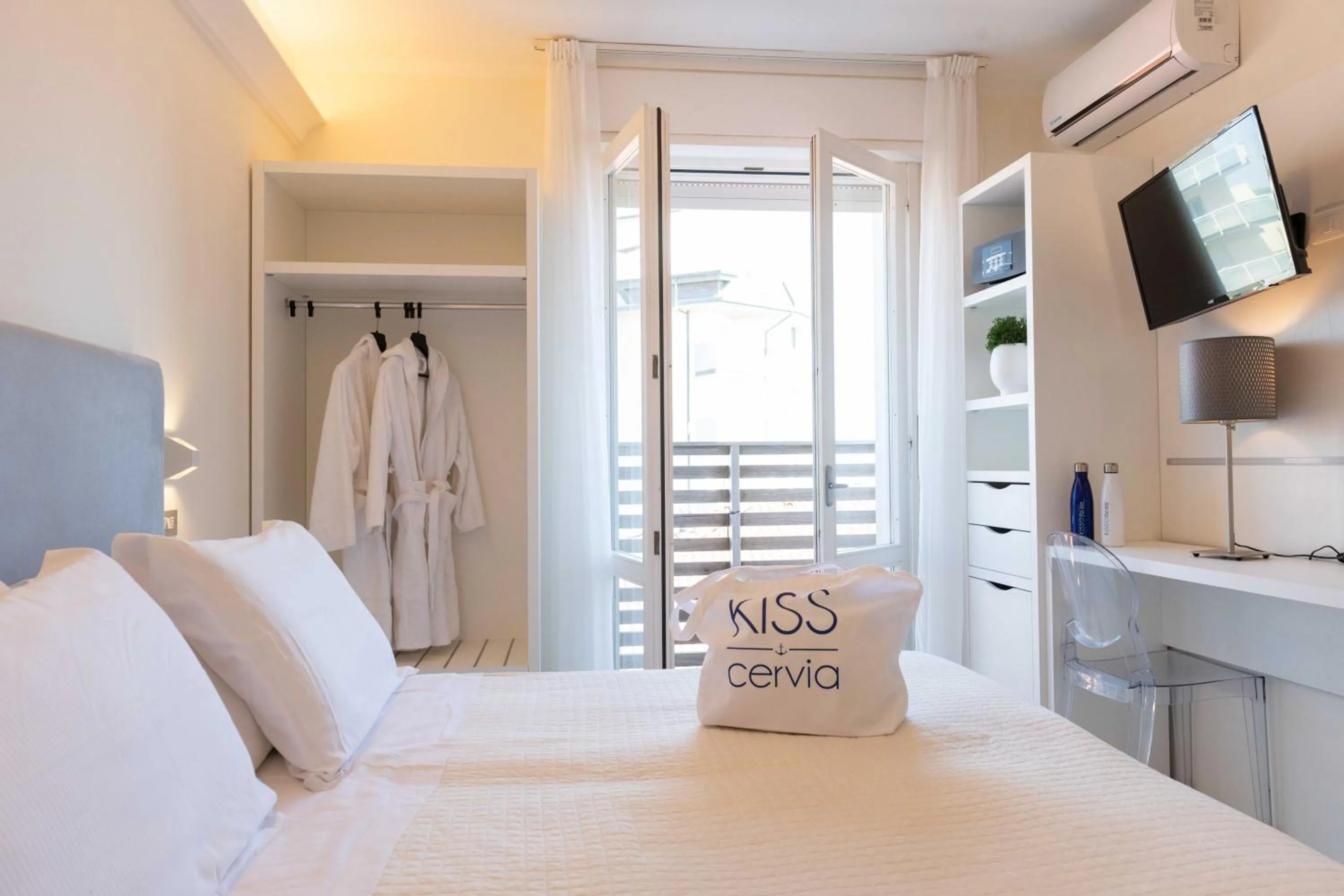 Bedroom, Bed in Kiss Beachfront Hotel & Restaurant