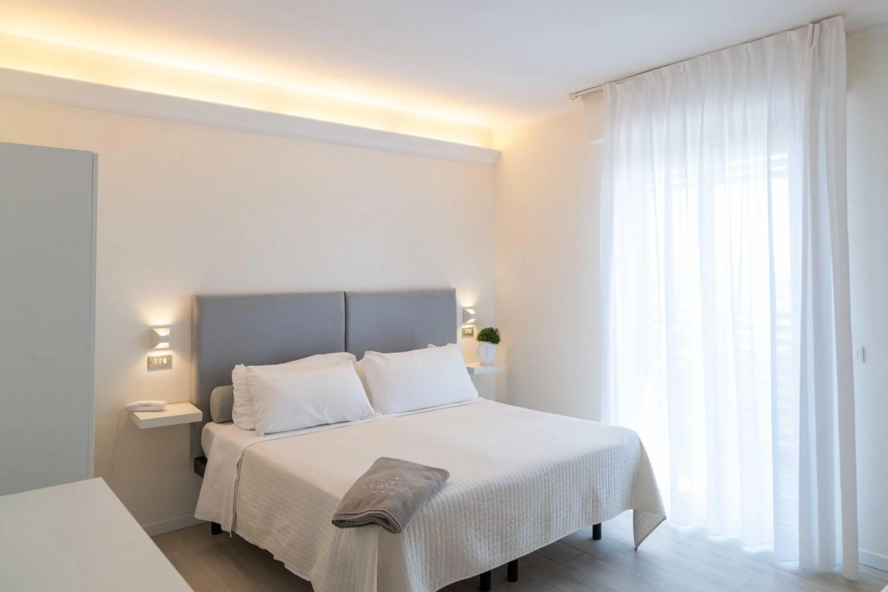 Bedroom, Bed in Kiss Beachfront Hotel & Restaurant