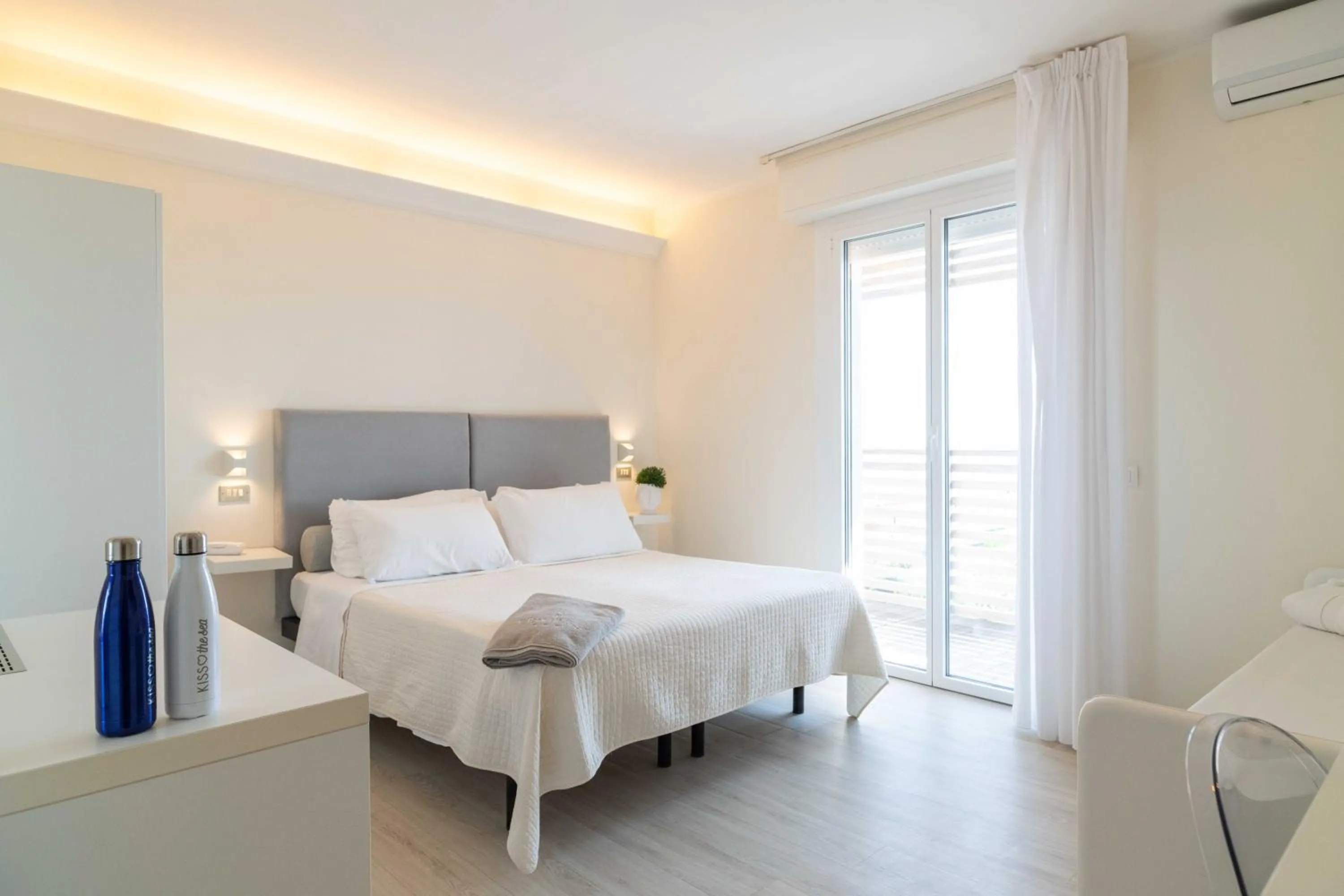 Bedroom, Bed in Kiss Beachfront Hotel & Restaurant