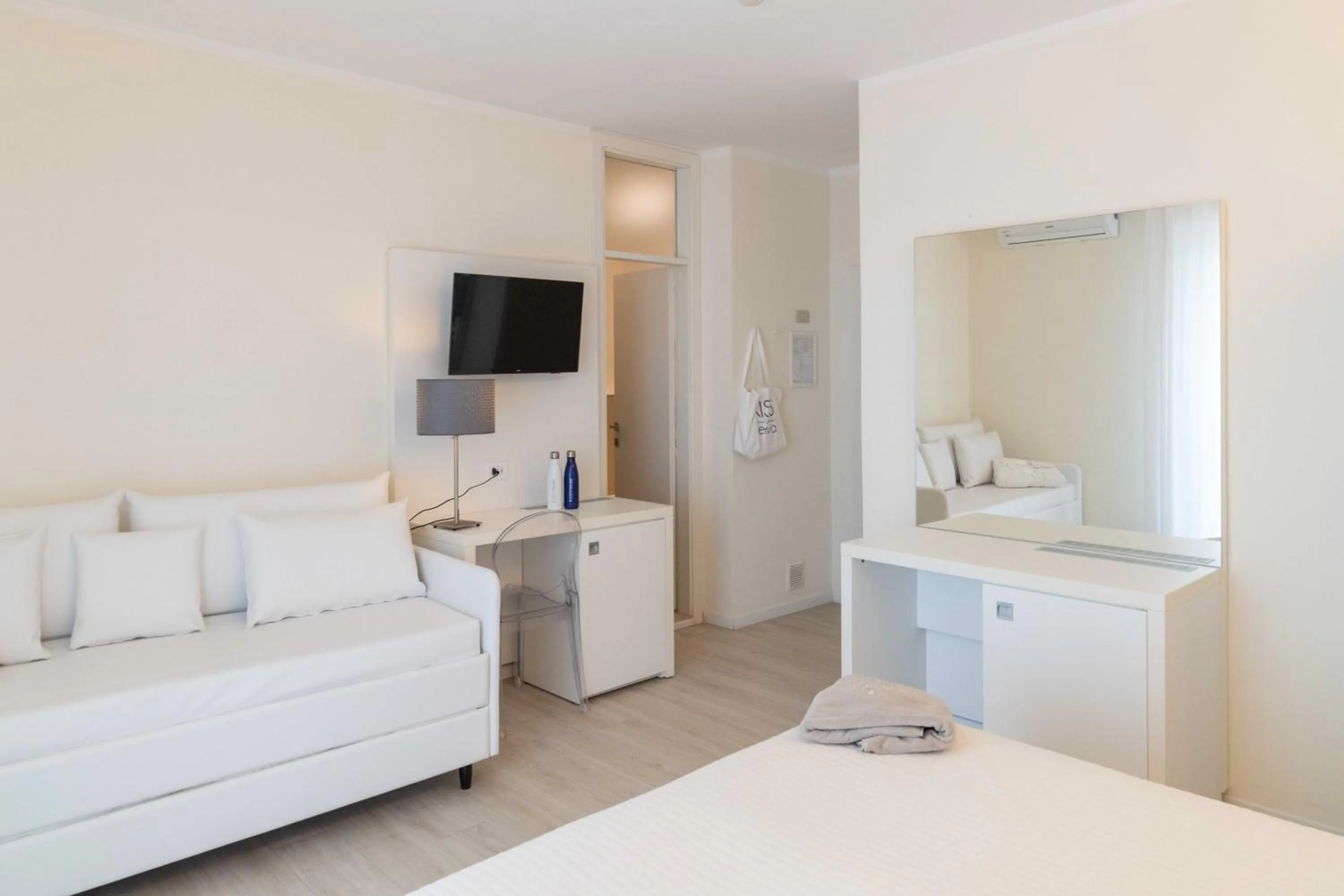 Bedroom, Bed in Kiss Beachfront Hotel & Restaurant