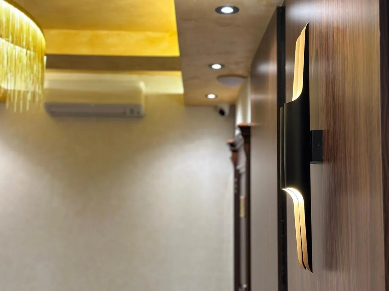 Communal lounge/ TV room in Arch Apart Hotel