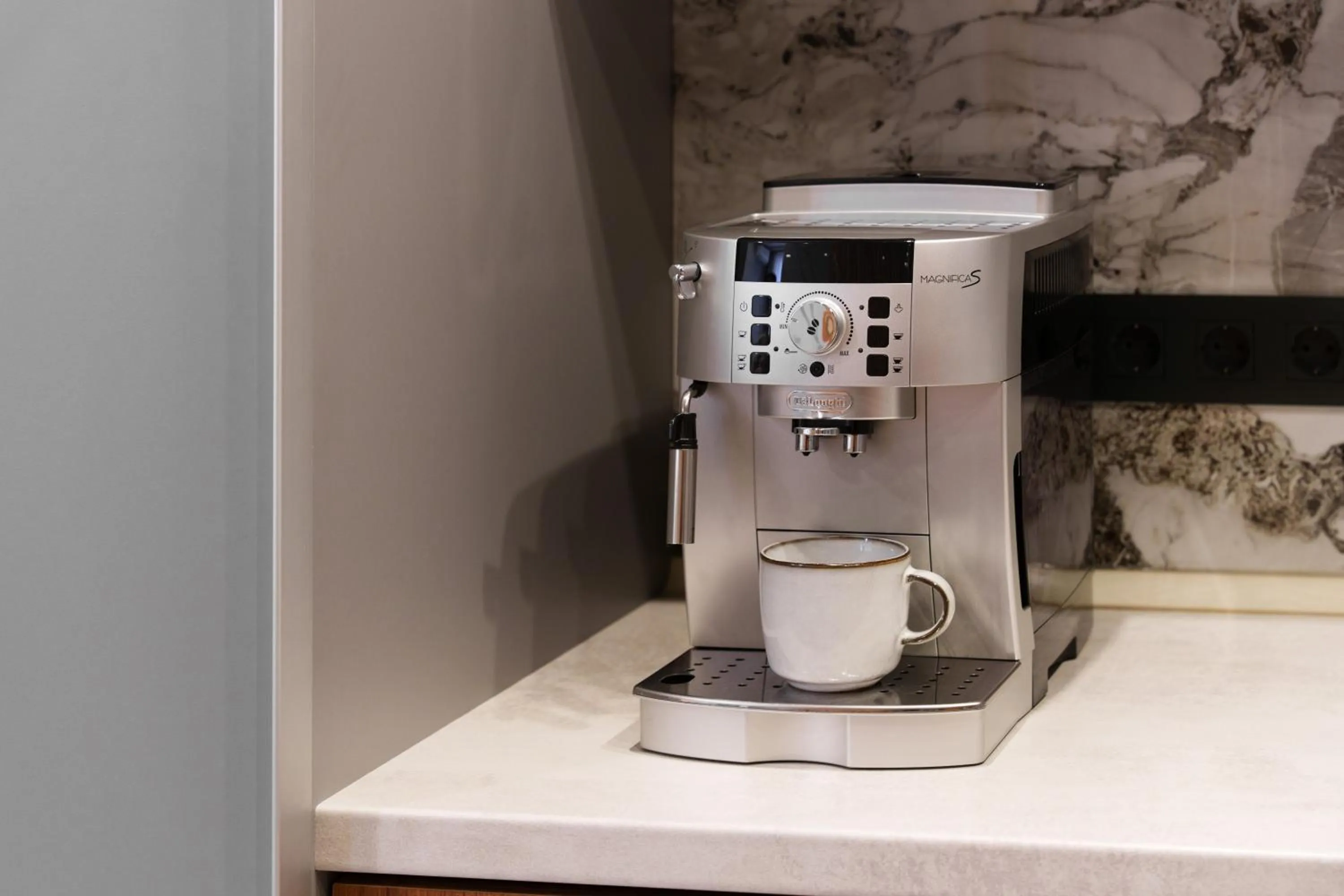 Coffee/tea facilities in Arch Apart Hotel