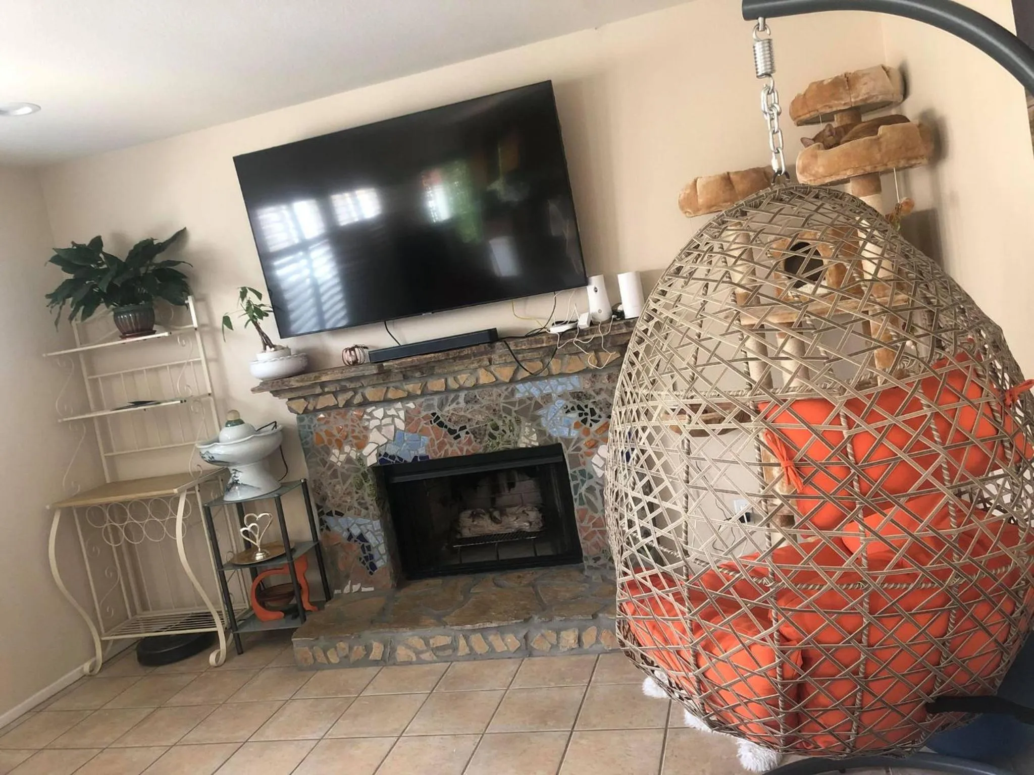 Communal lounge/ TV room in Balloons and Wine