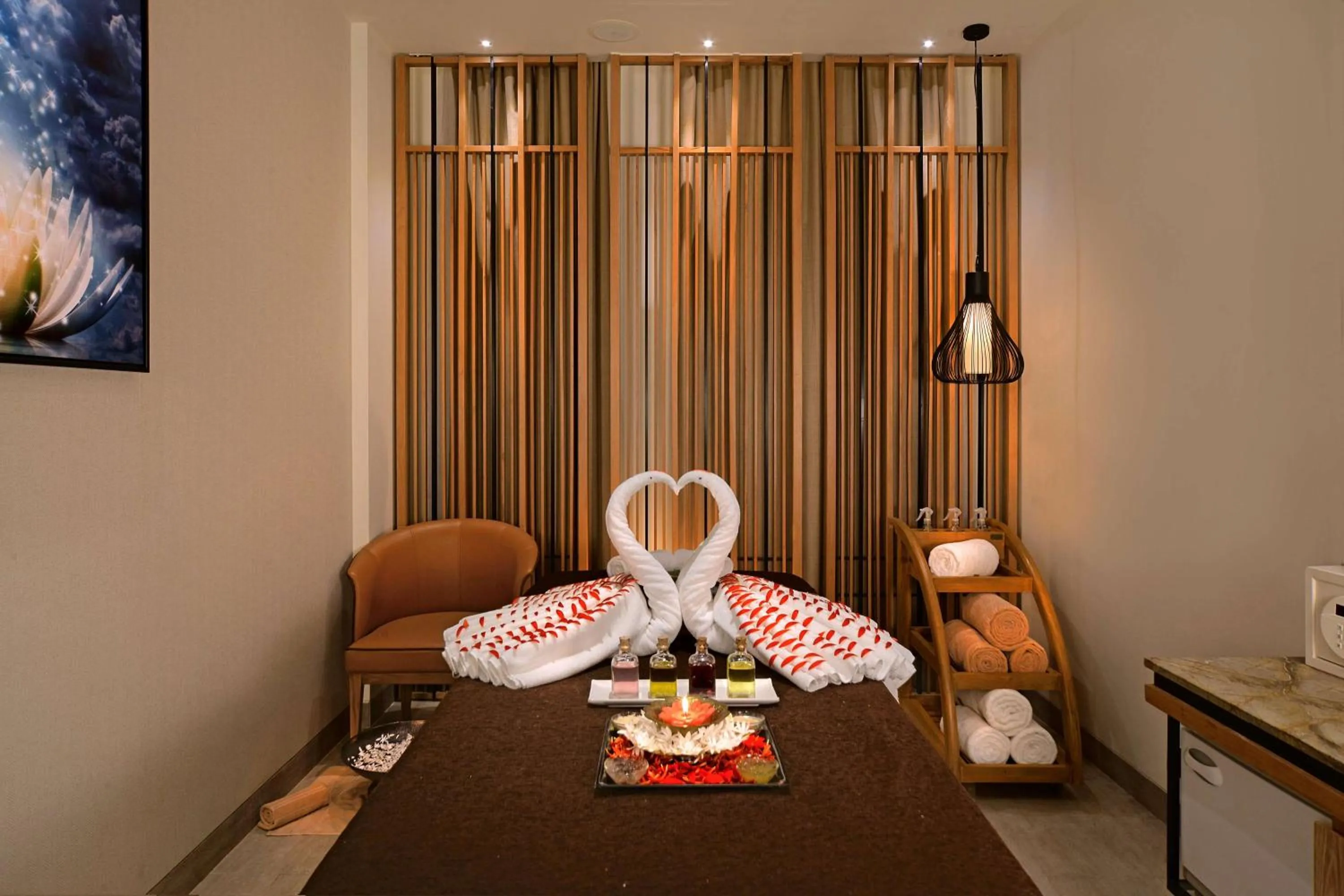 Spa and wellness centre/facilities, Bed in Radisson Mumbai Goregaon