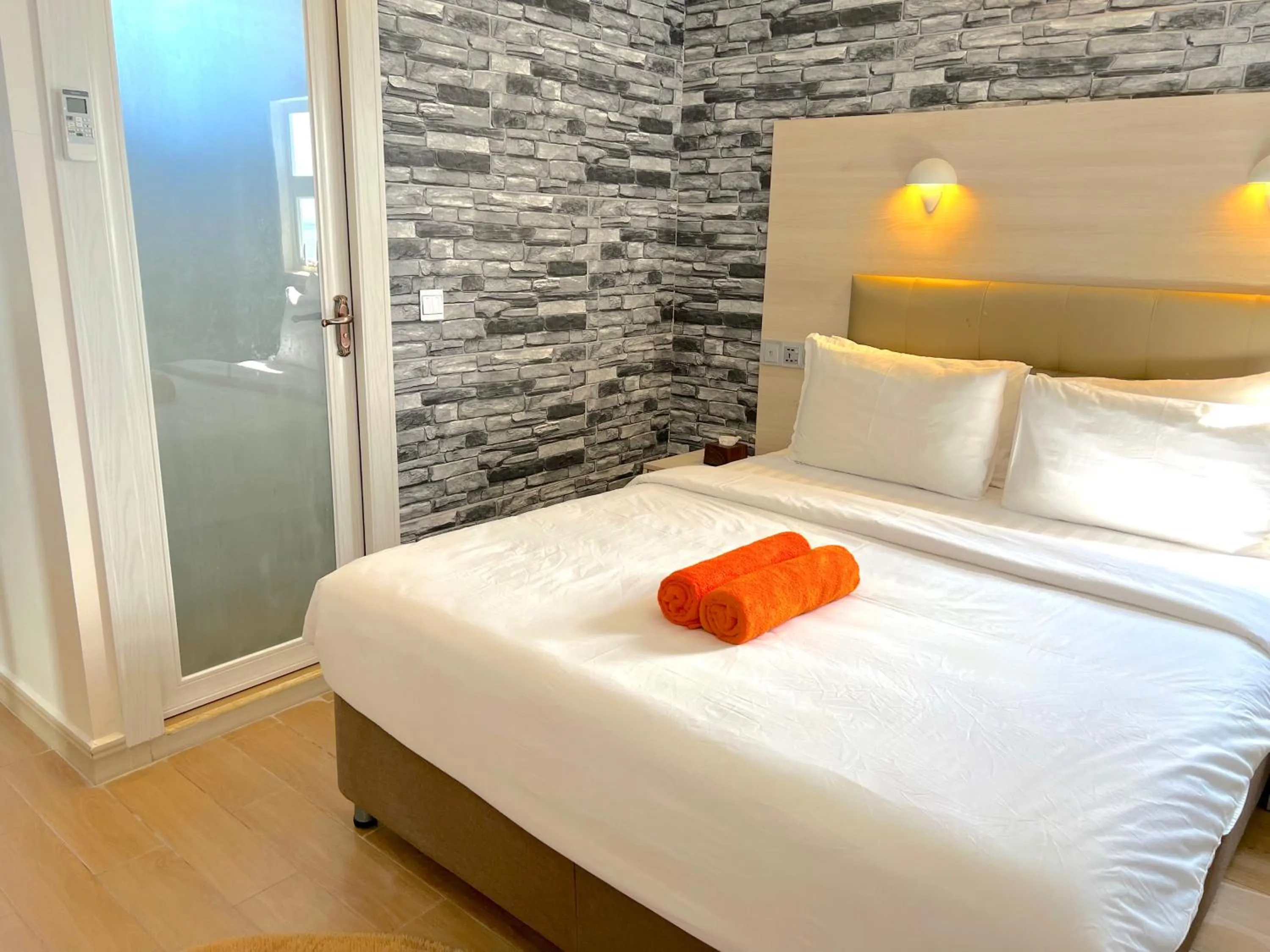 Photo of the whole room, Bed in iCom Marina Sea View