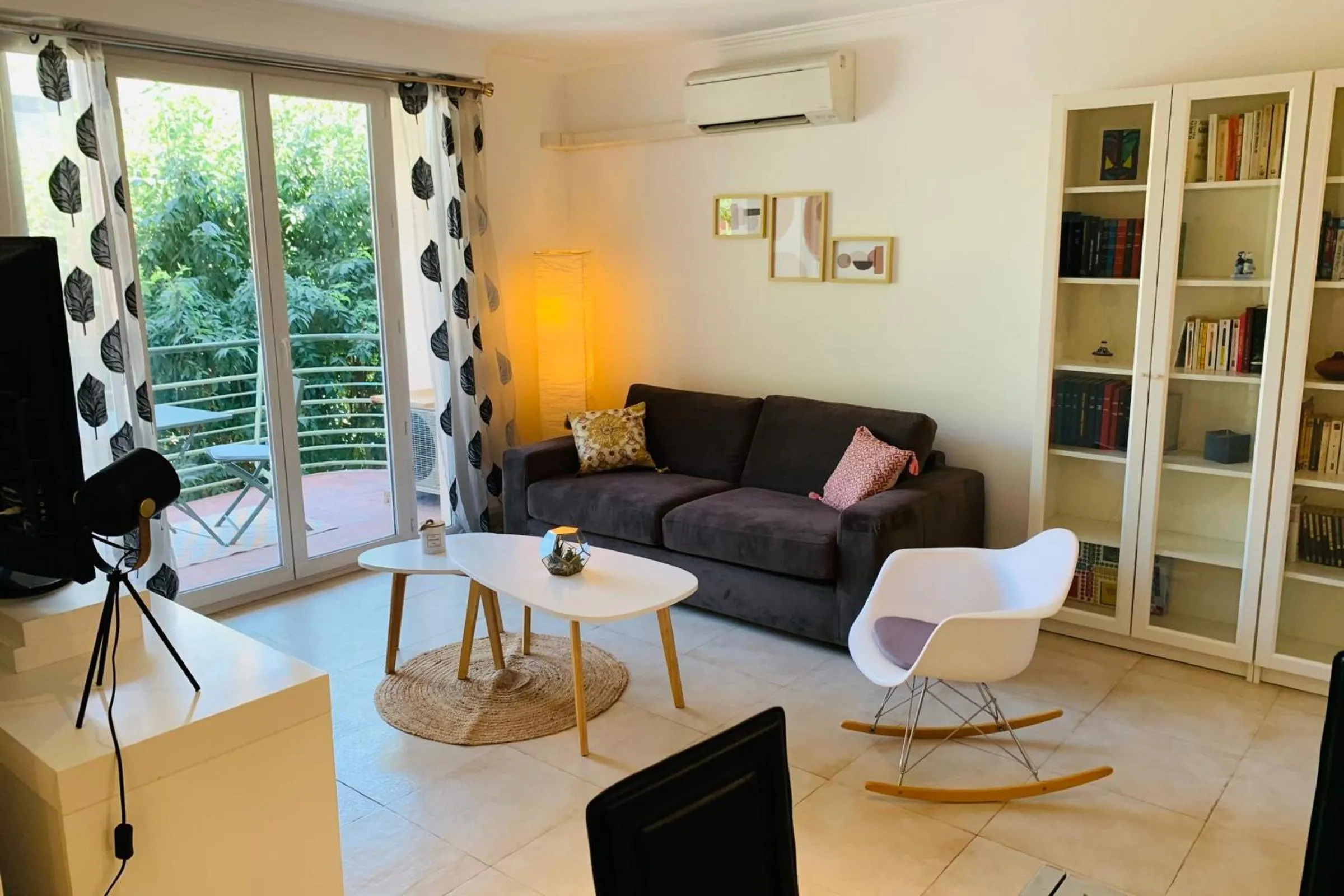 Robert Soleau bright design flat center of Antibes