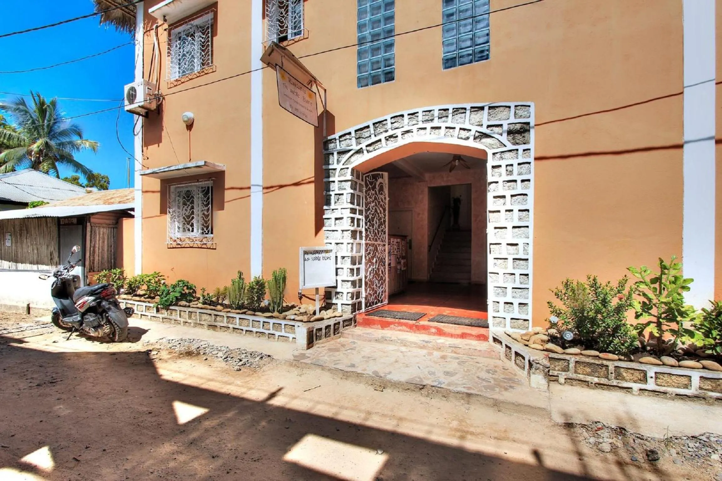 Facade/entrance in Hotel-Residence Au Sable Blanc
