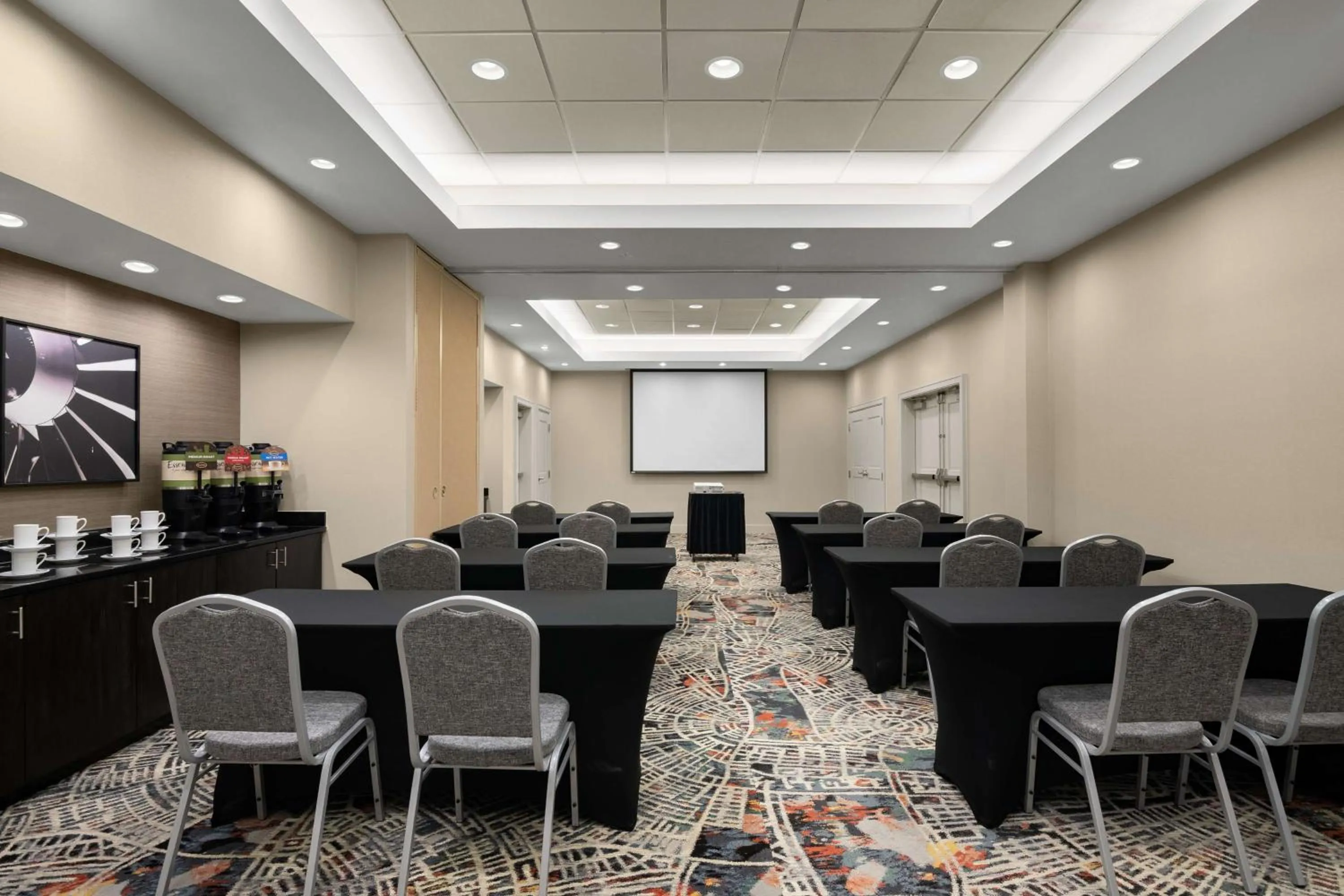 Meeting/conference room in Embassy Suites by Hilton Newark Airport