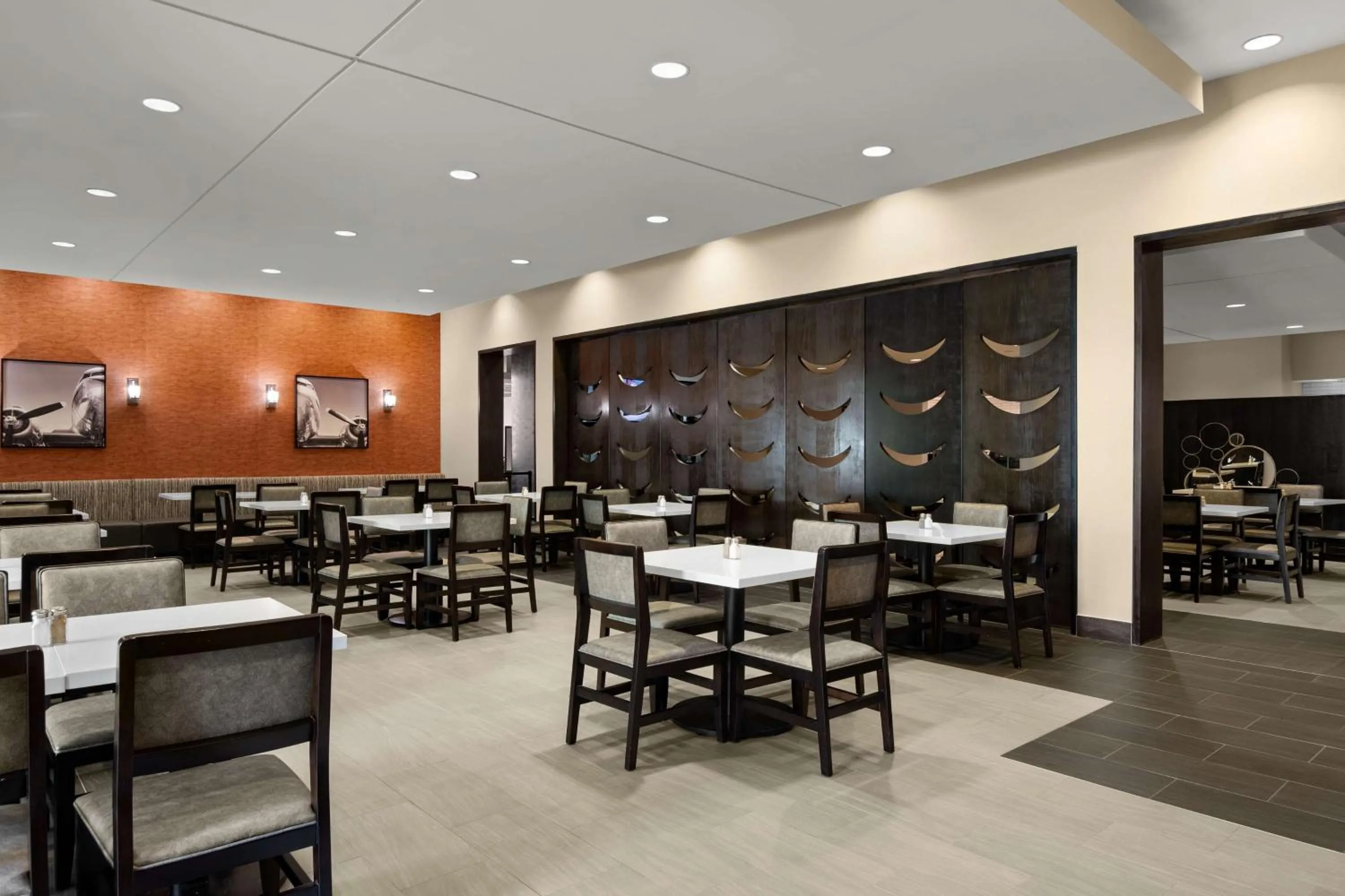 Restaurant/places to eat in Embassy Suites by Hilton Newark Airport