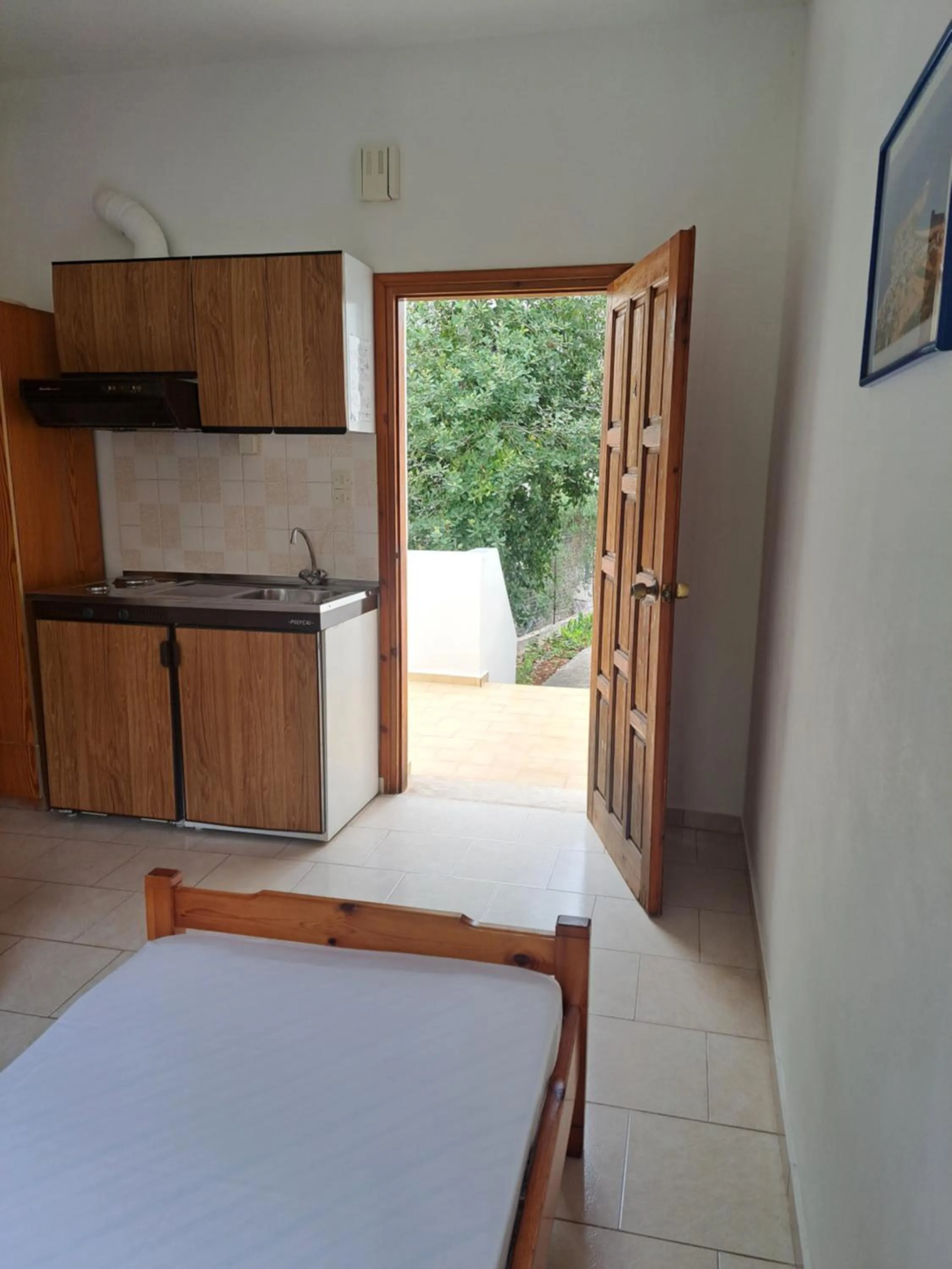 Kitchen or kitchenette, Bed in LITHI