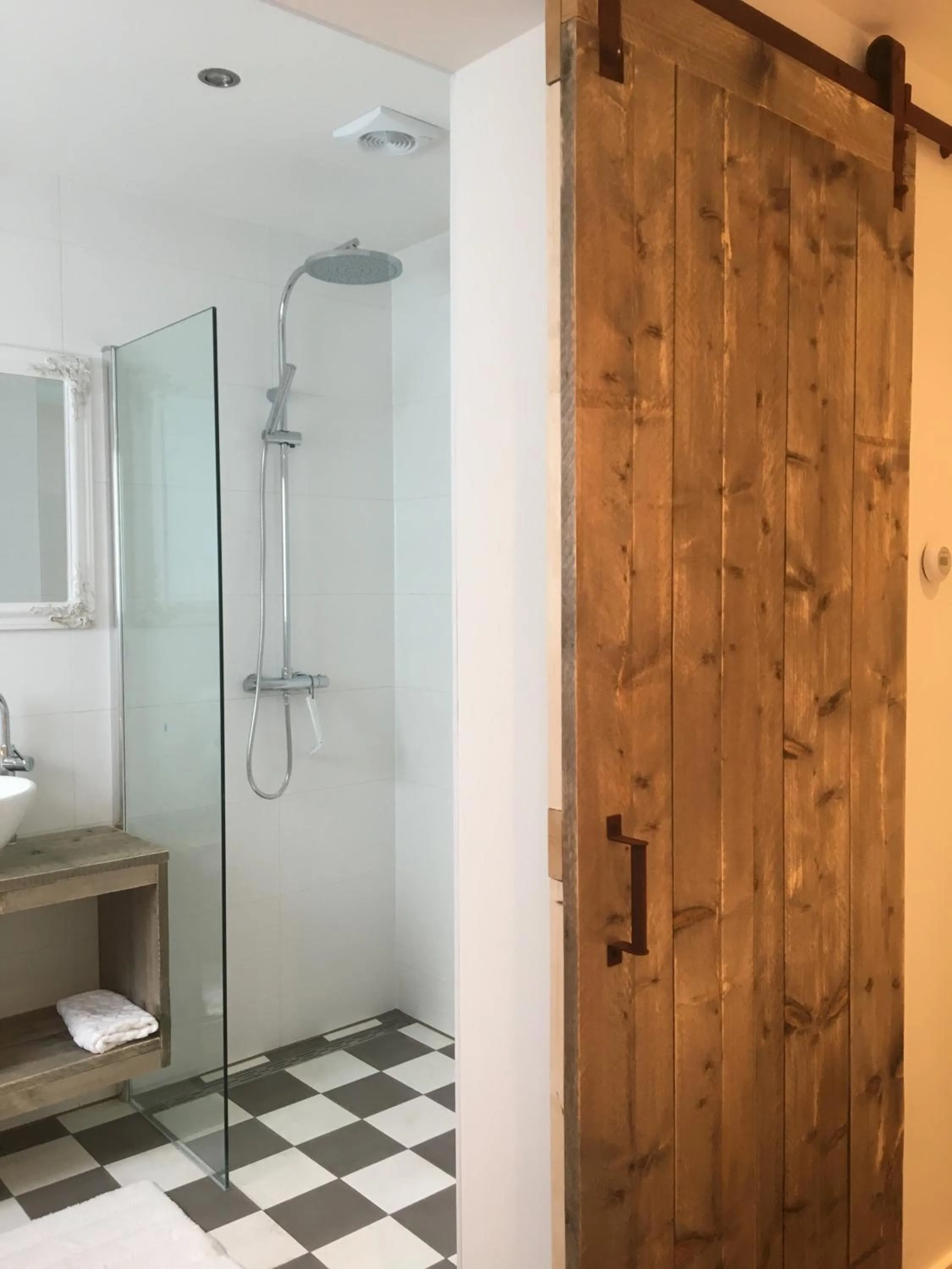 Shower in Romana