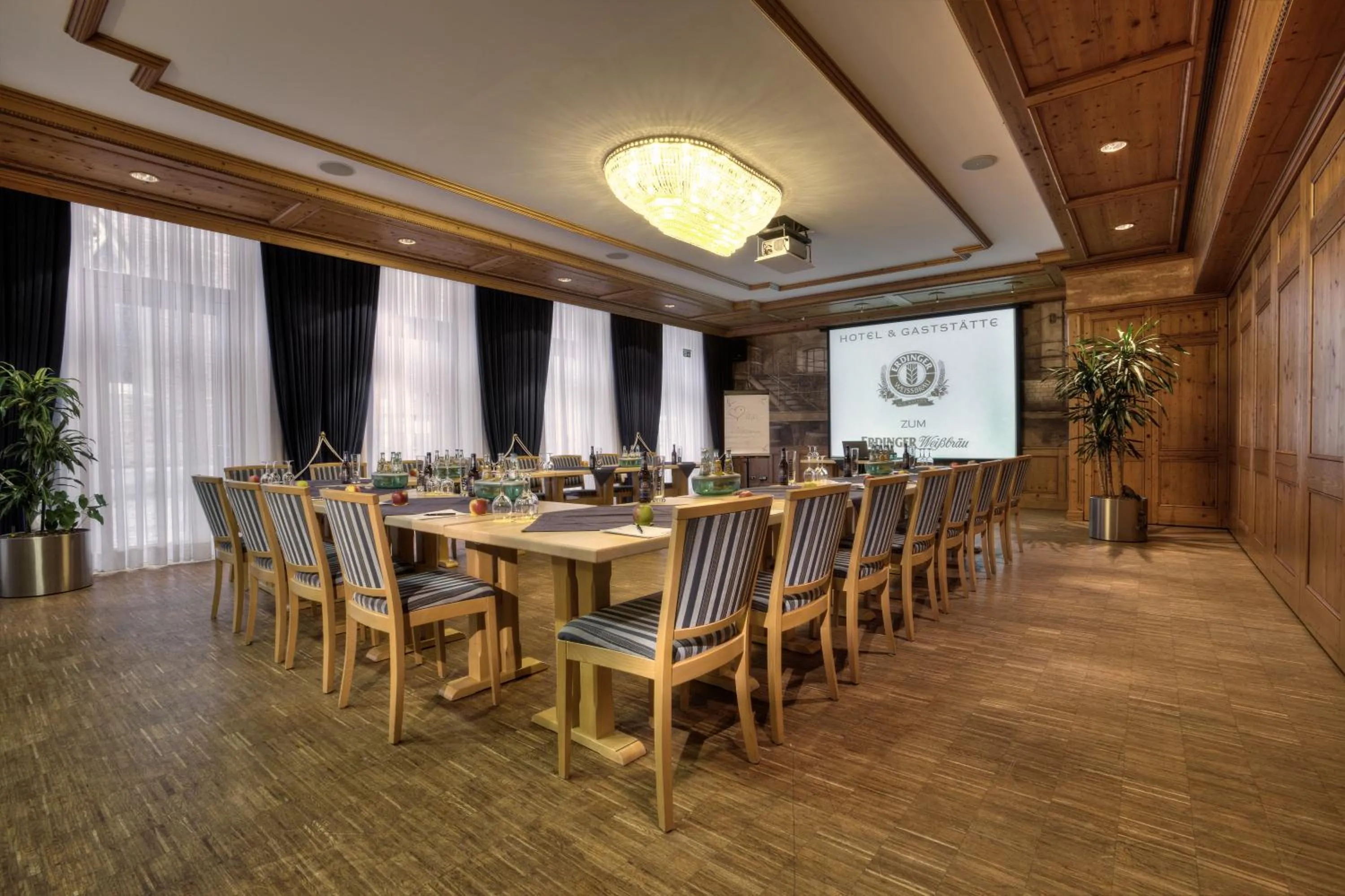 Restaurant/places to eat in Hotel zum ERDINGER Weißbräu