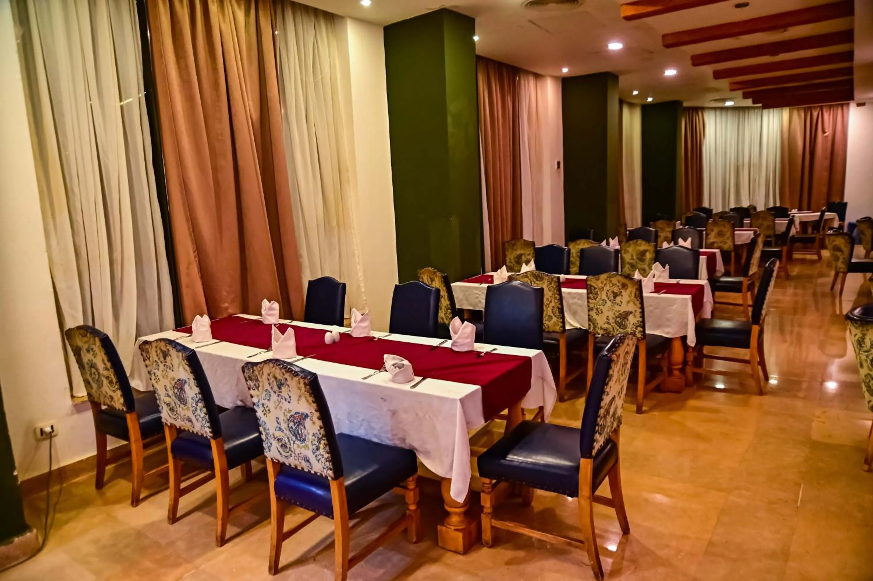 Restaurant/places to eat in New Eagles Aqua Park Resort