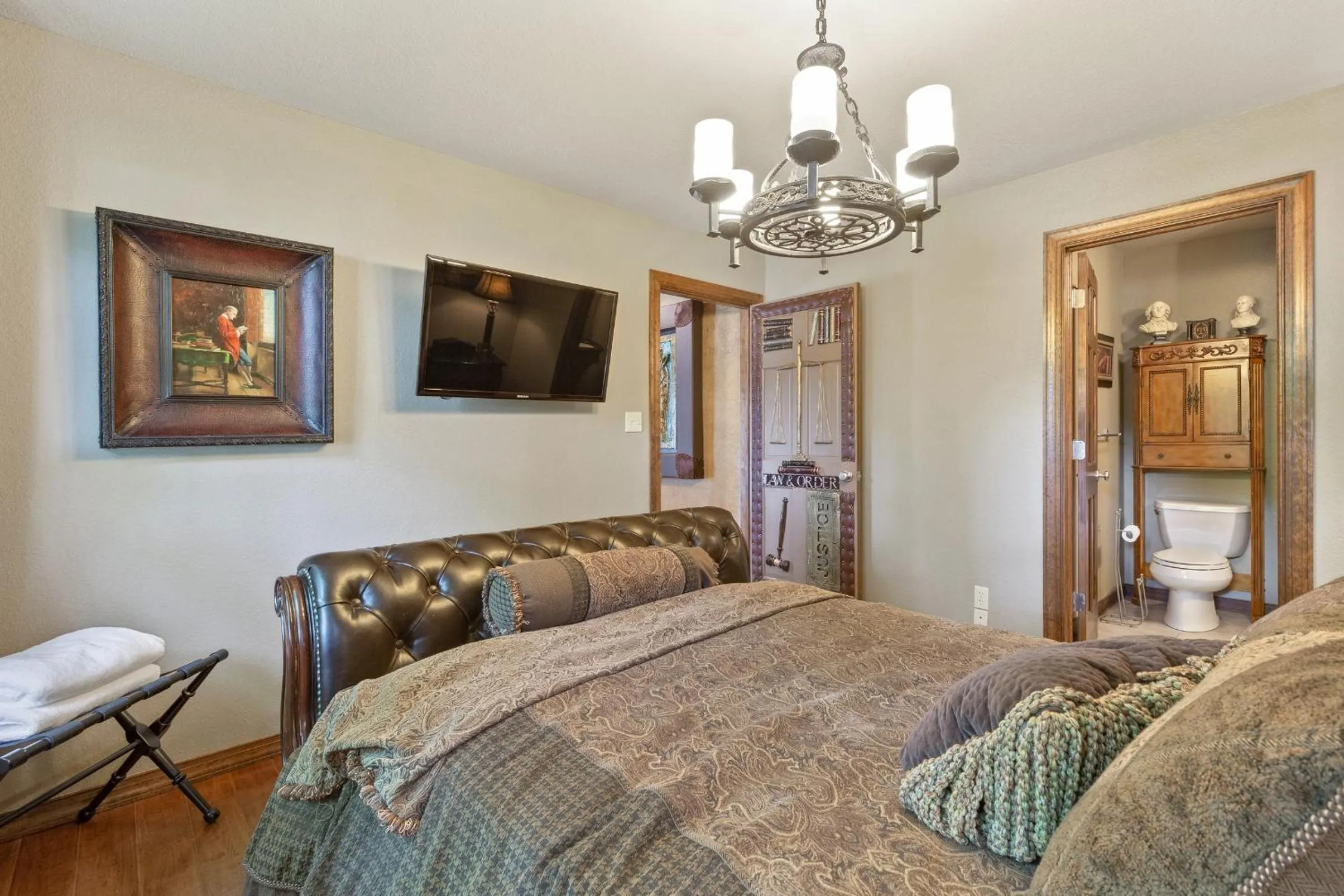 Photo of the whole room, Bed in The Funky Monkey Inn