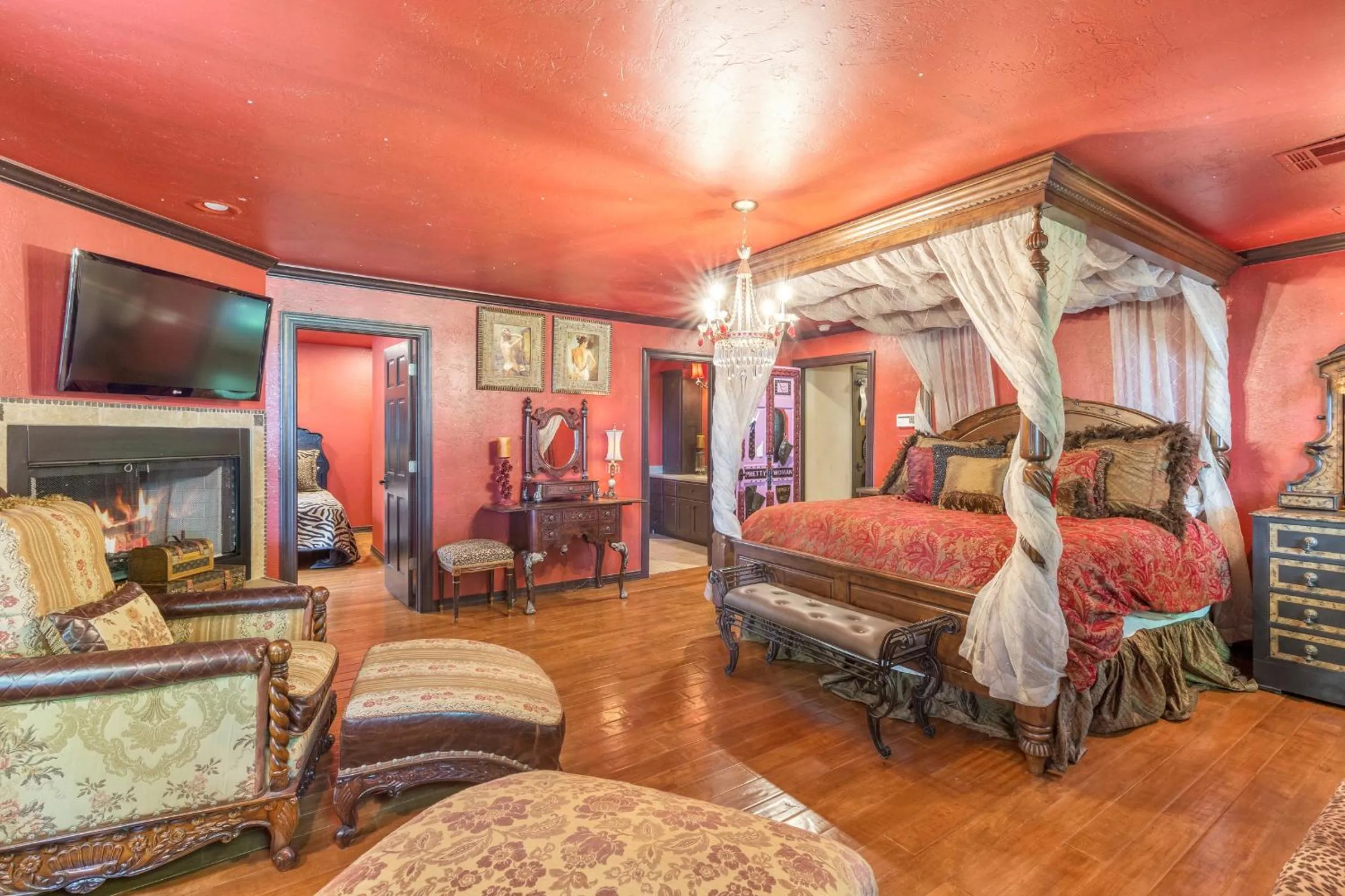 Photo of the whole room, Bed in The Funky Monkey Inn