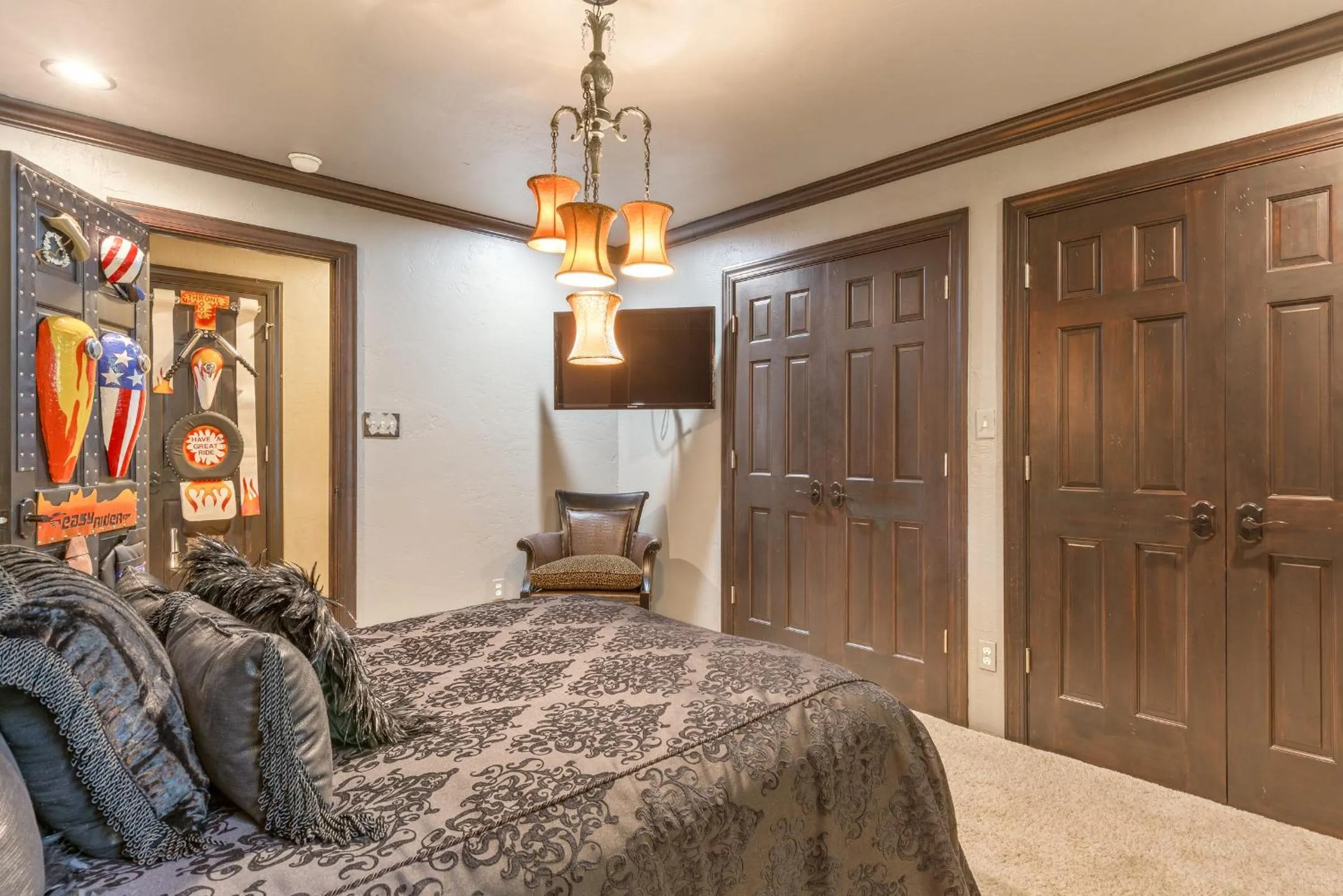 Photo of the whole room, Bed in The Funky Monkey Inn